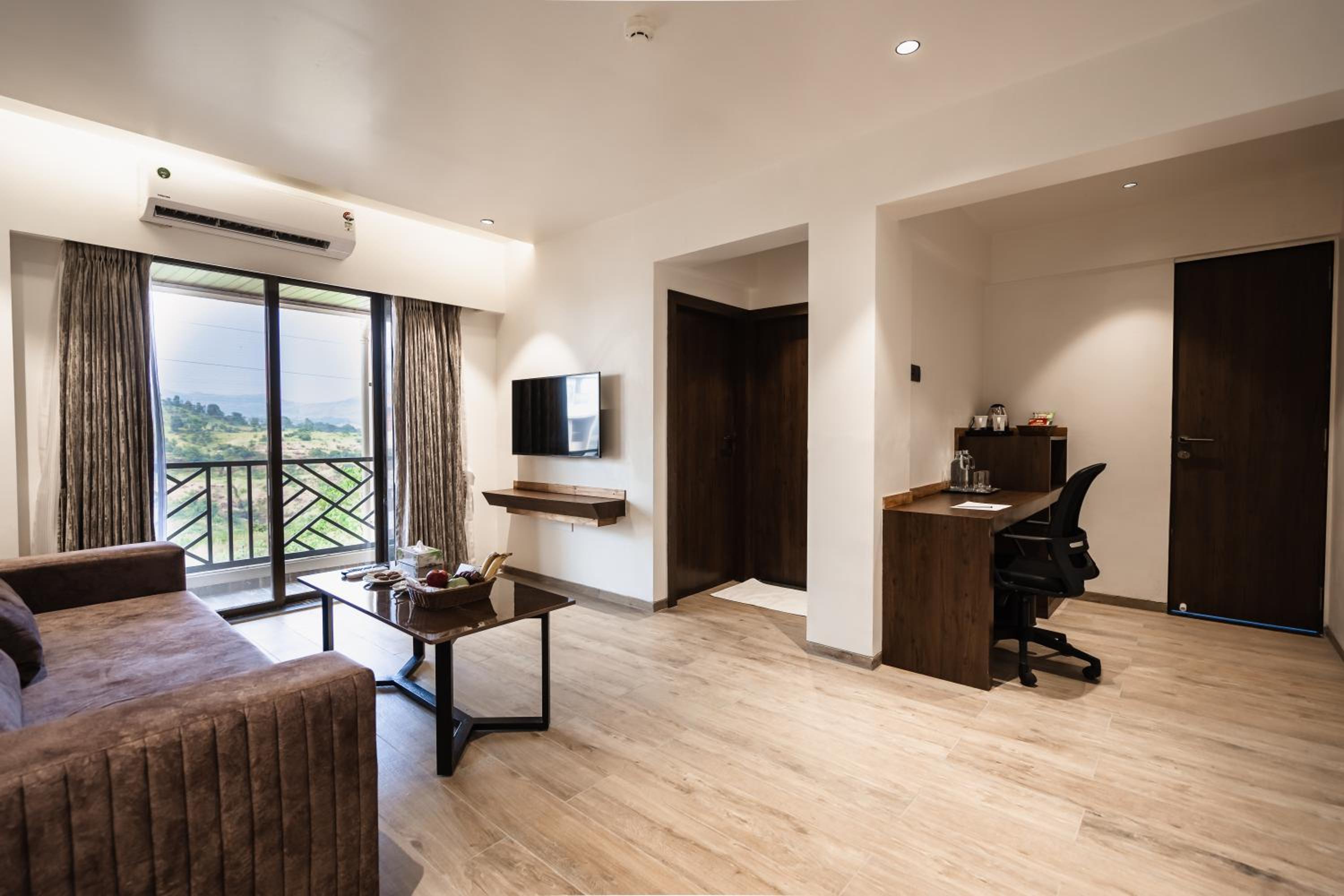 Executive Suite - Photo 5