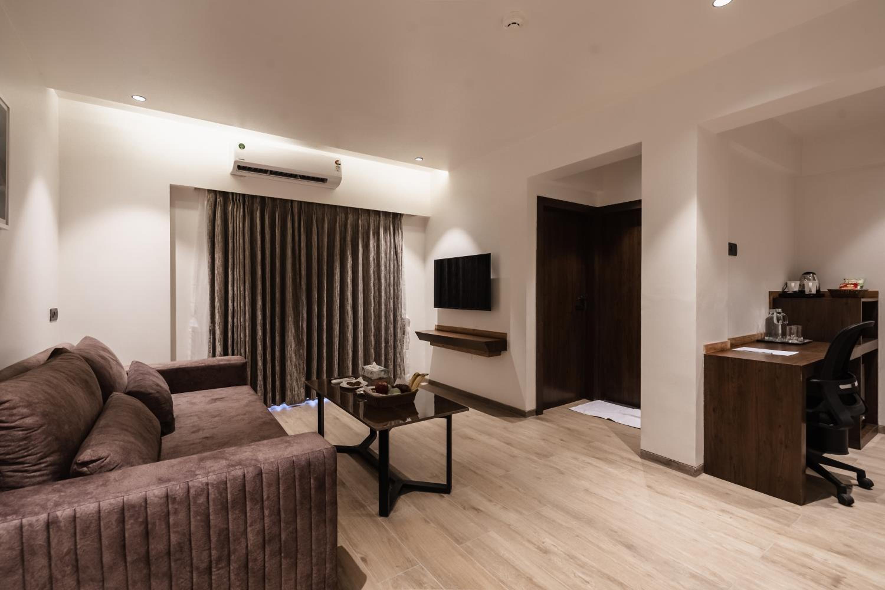 Suite with Balcony - Photo 3