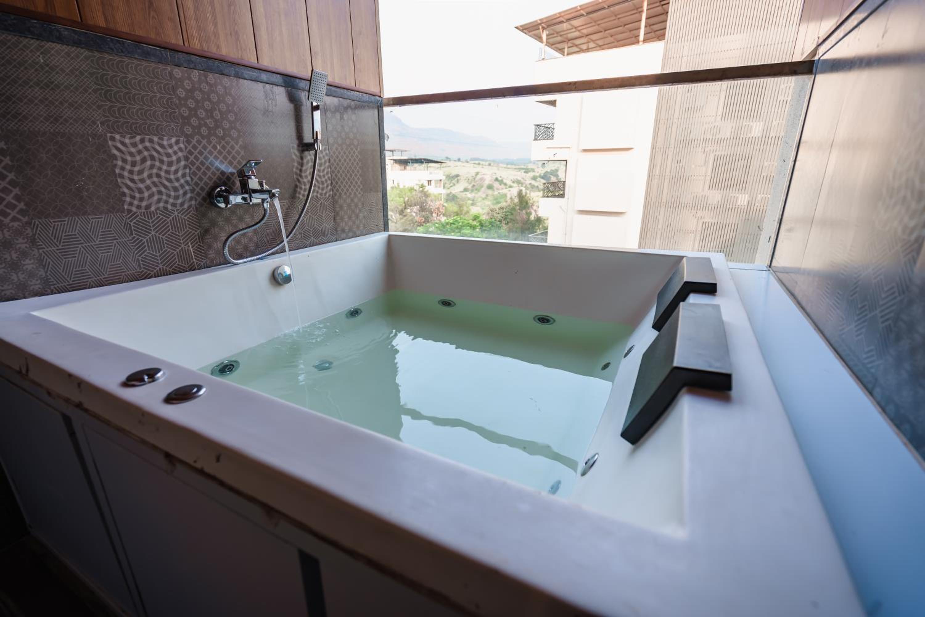 Executive Suite - Photo 10