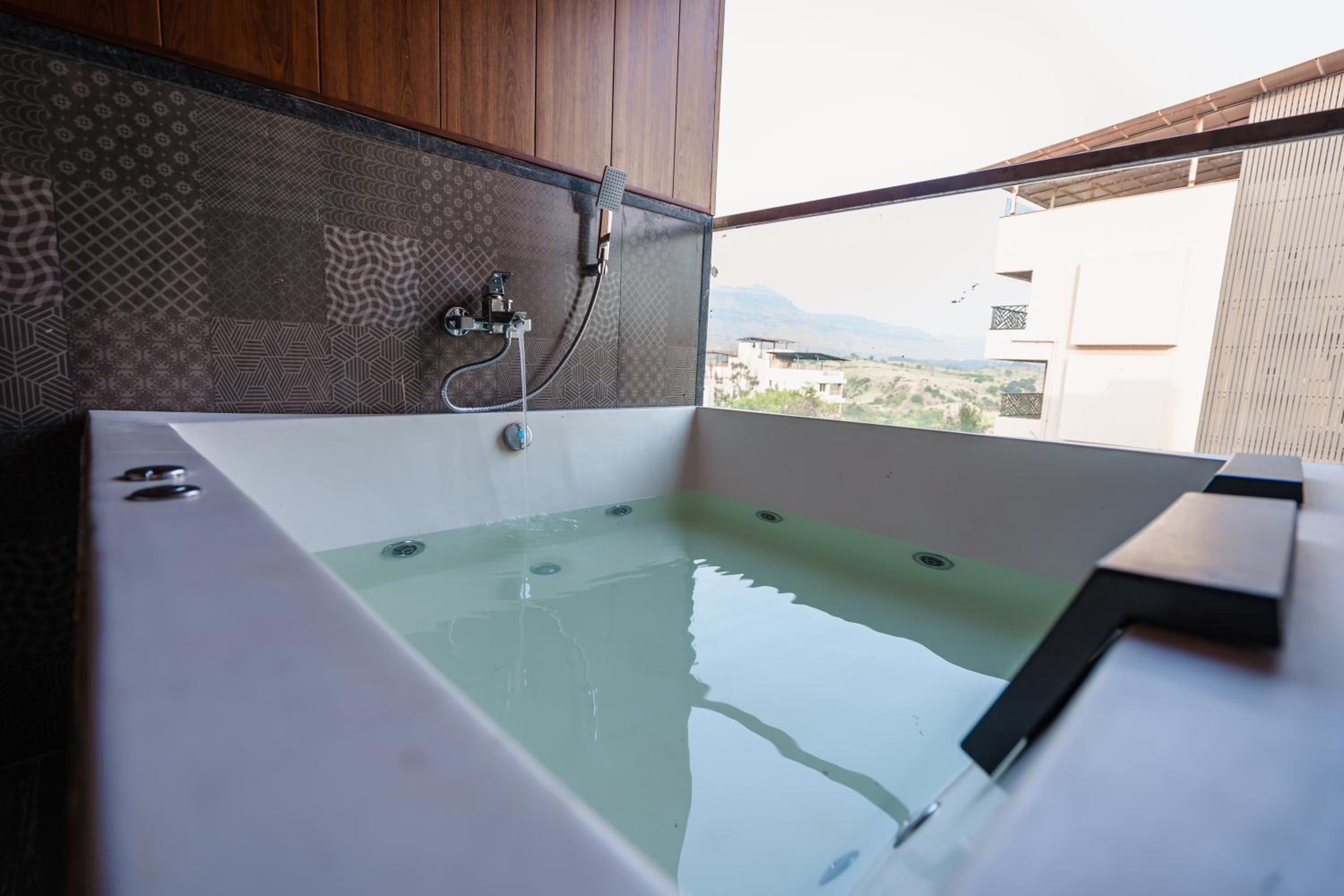 Executive Suite - Photo 9