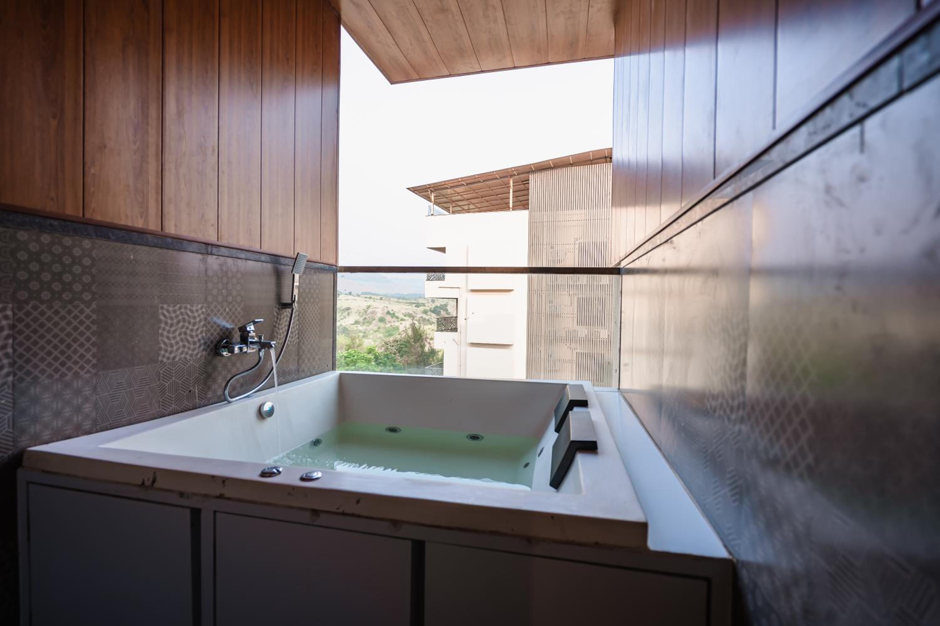 Executive Suite - Photo 3