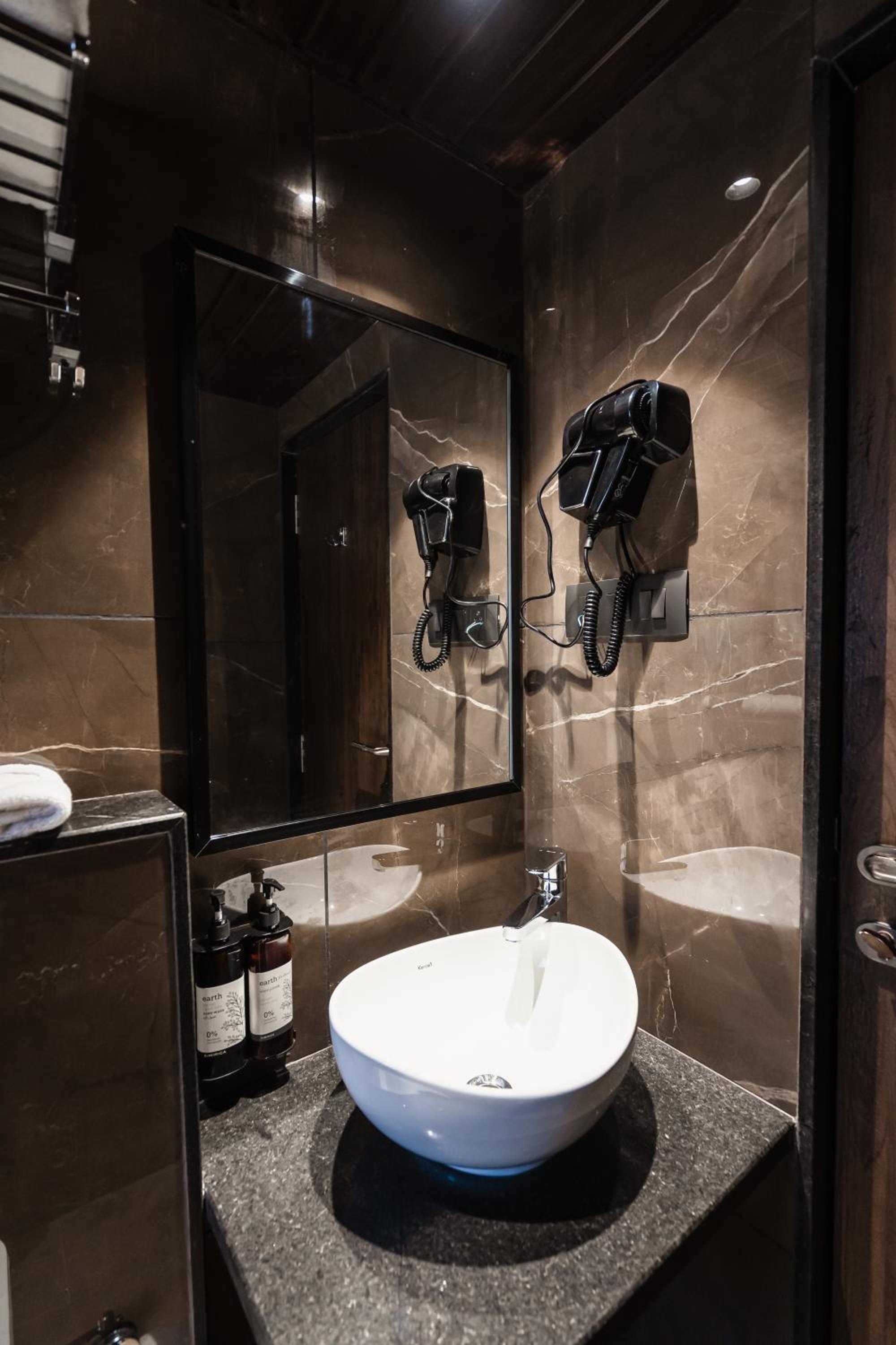 Executive Suite - Photo 2
