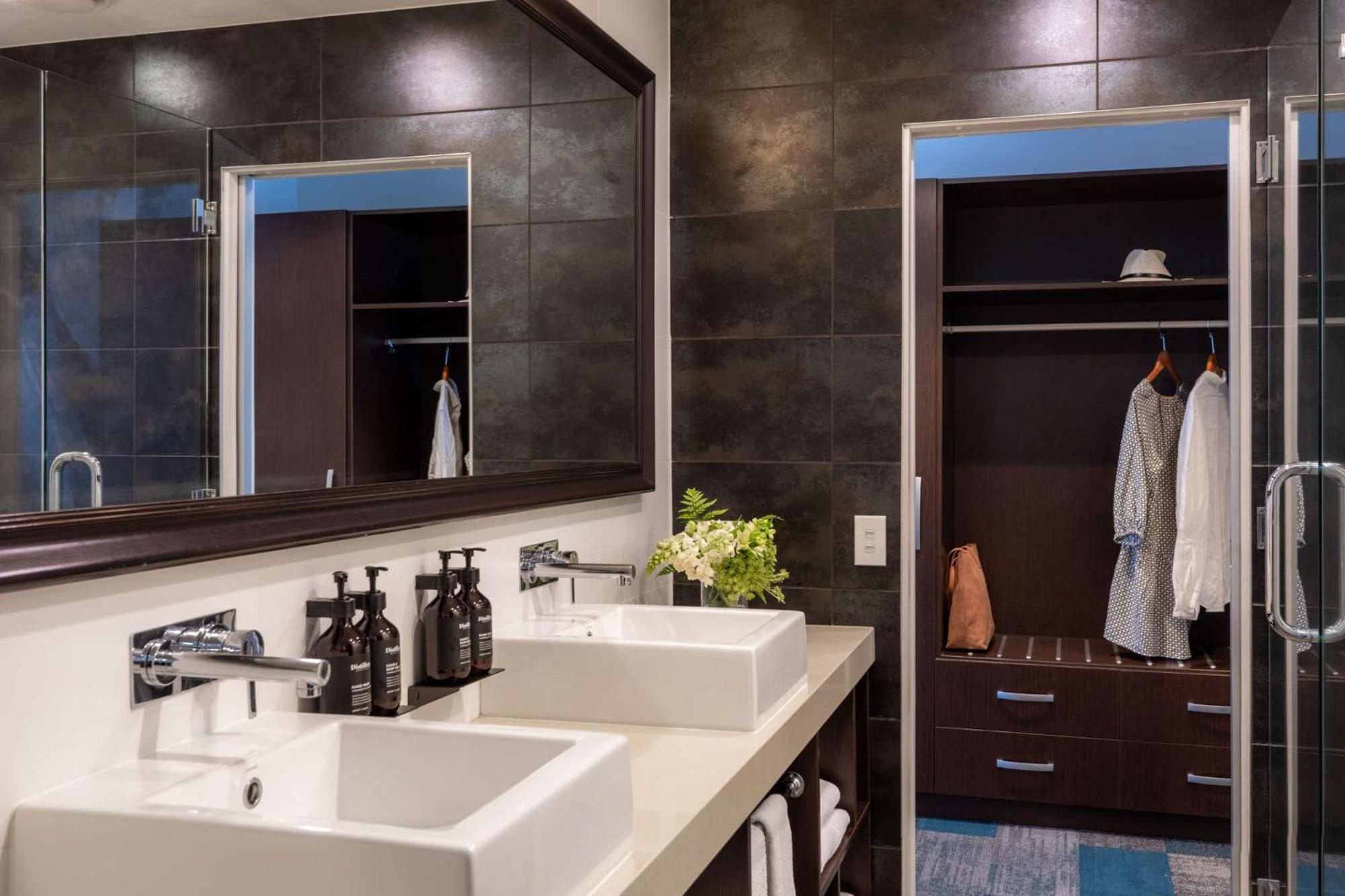Executive King Suite - Photo 2