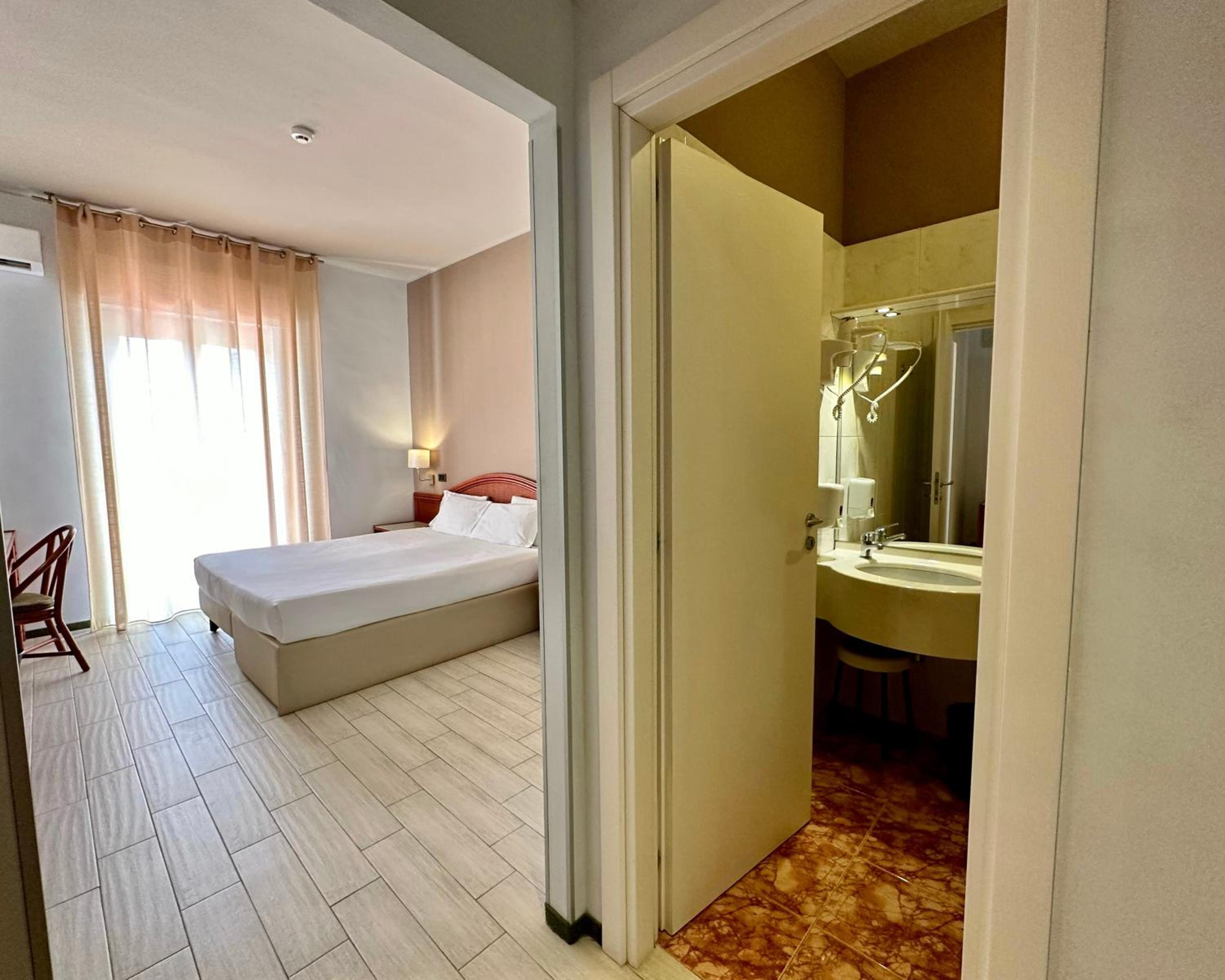 Standard Triple Room - Photo 8