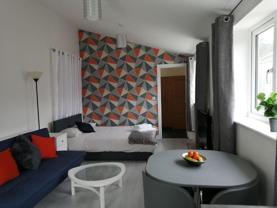One-Bedroom Apartment photo 1