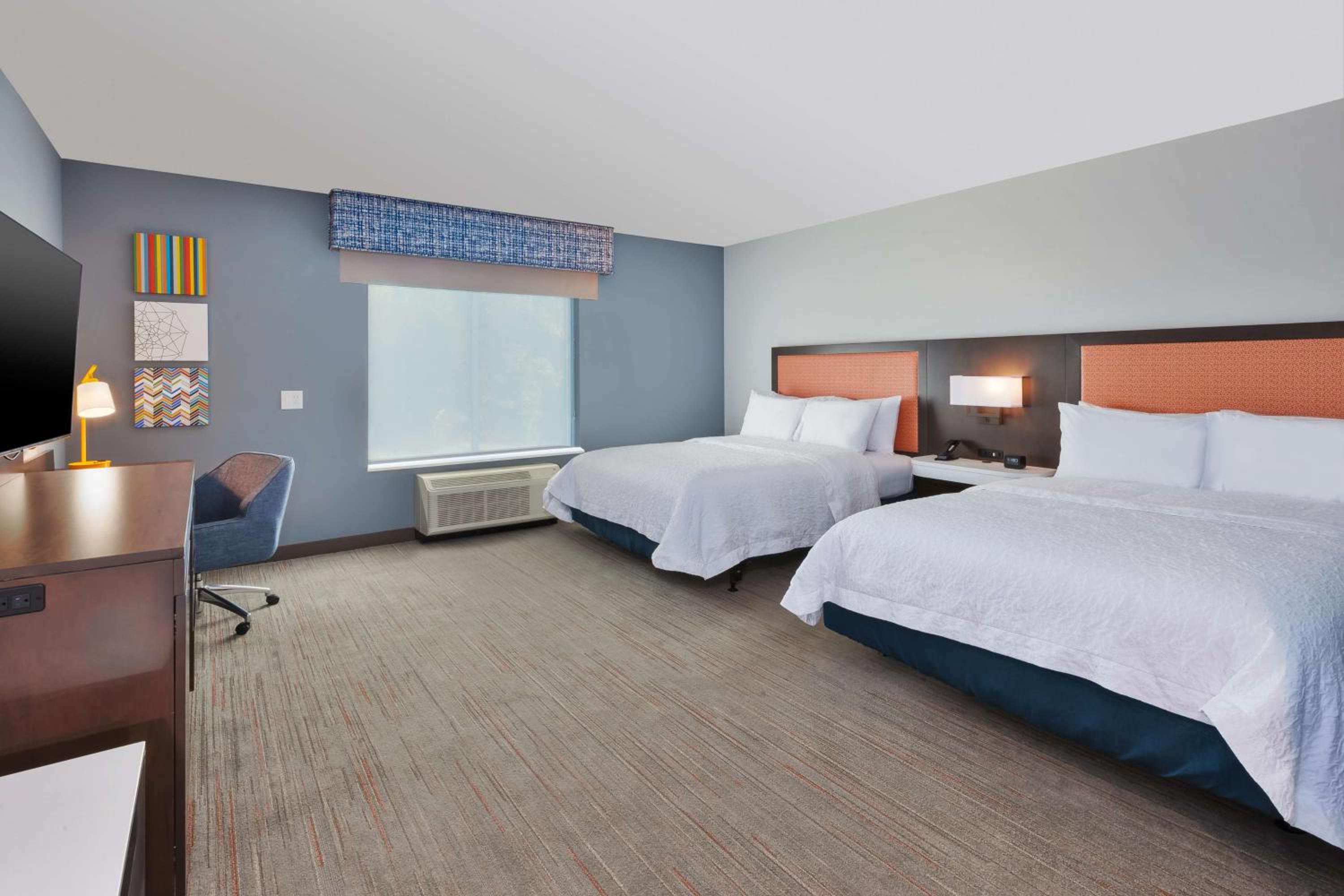 Queen Room with Two Queen Beds - Photo 5