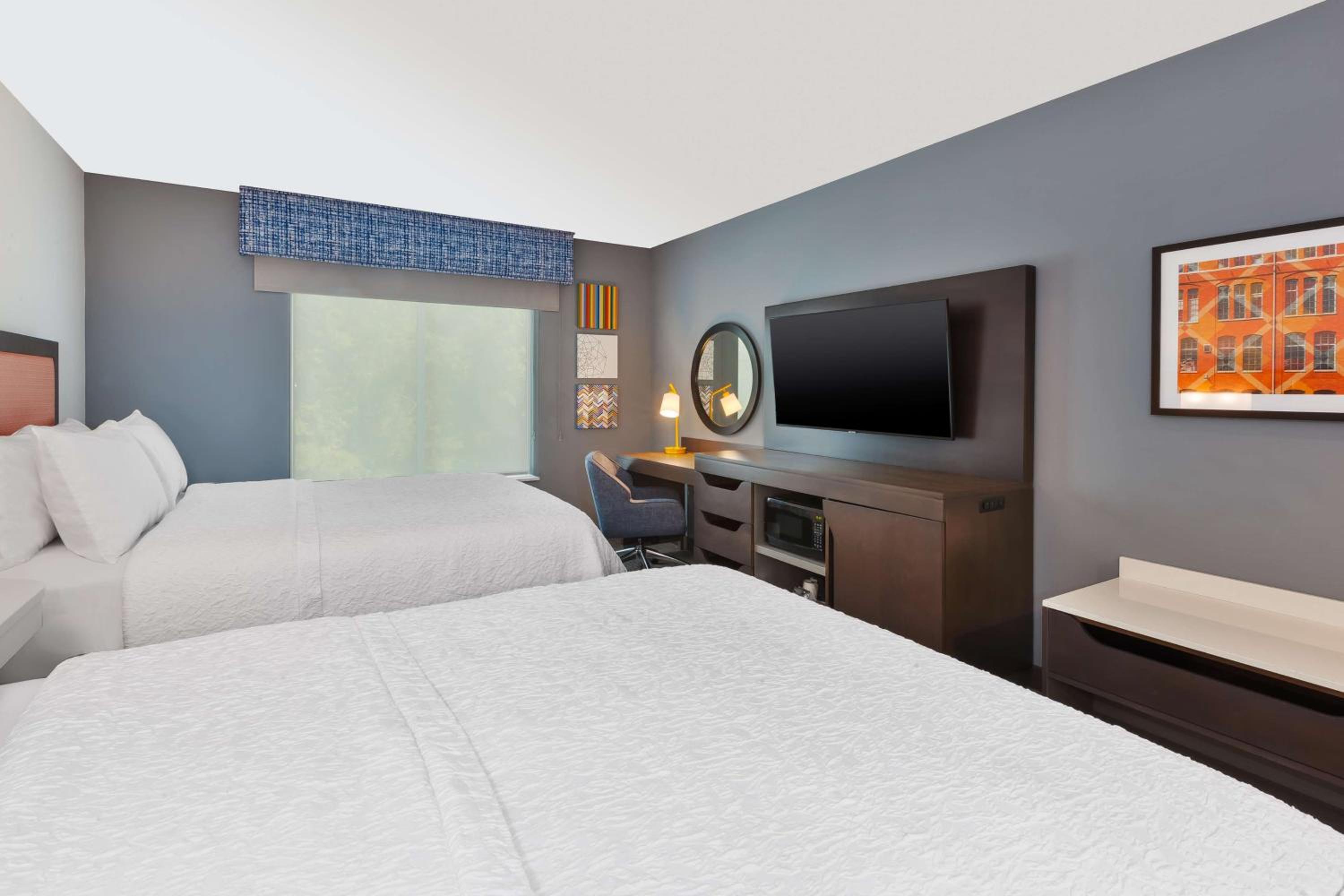 Queen Room with Two Queen Beds - Photo 3