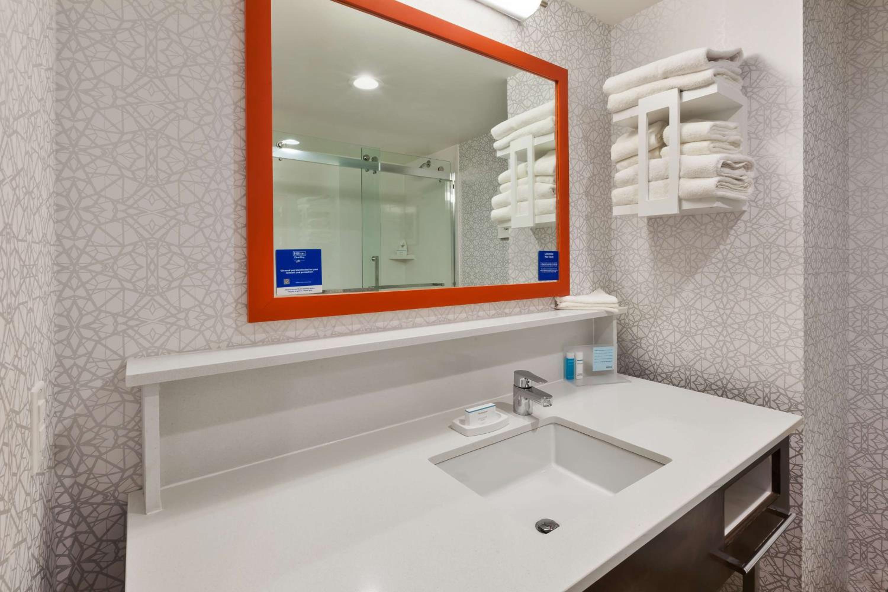 Queen Room with Two Queen Beds and Roll-In Shower - Mobility Access/Non-Smoking - Photo 2