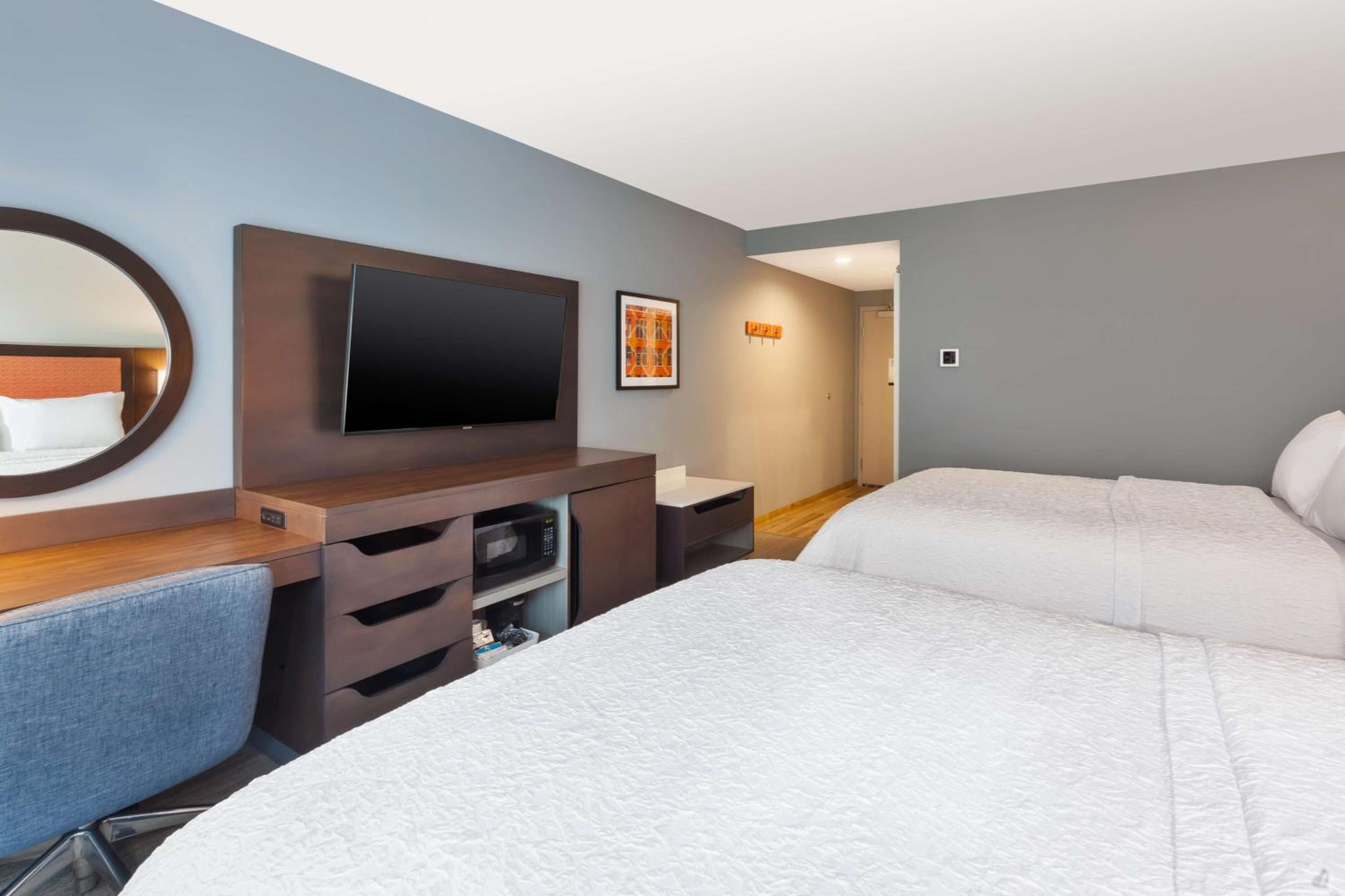 Queen Room with Two Queen Beds - Photo 4
