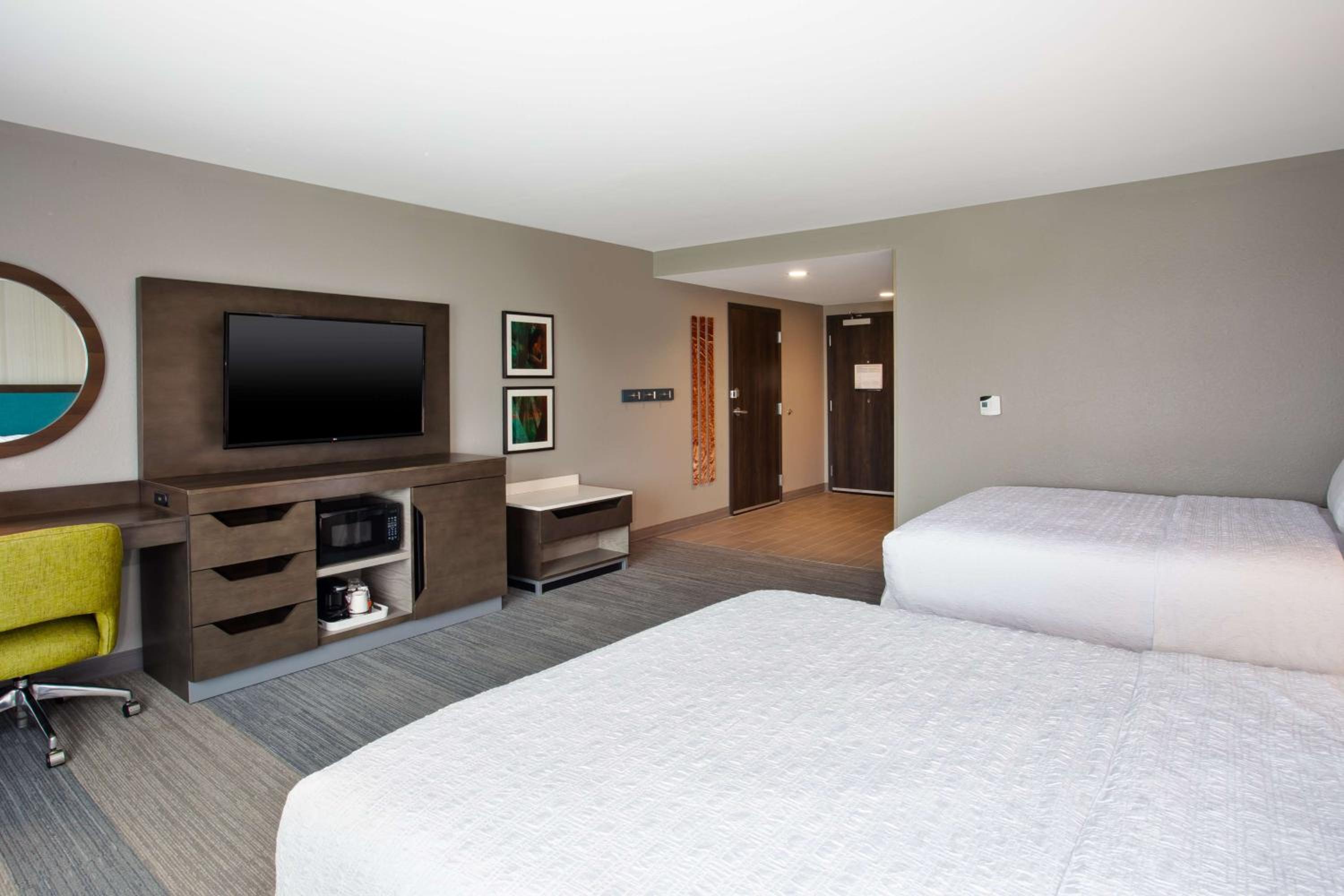 Queen Room with Two Queen Beds - Mobility and Hearing Access/Non-Smoking - Photo 3