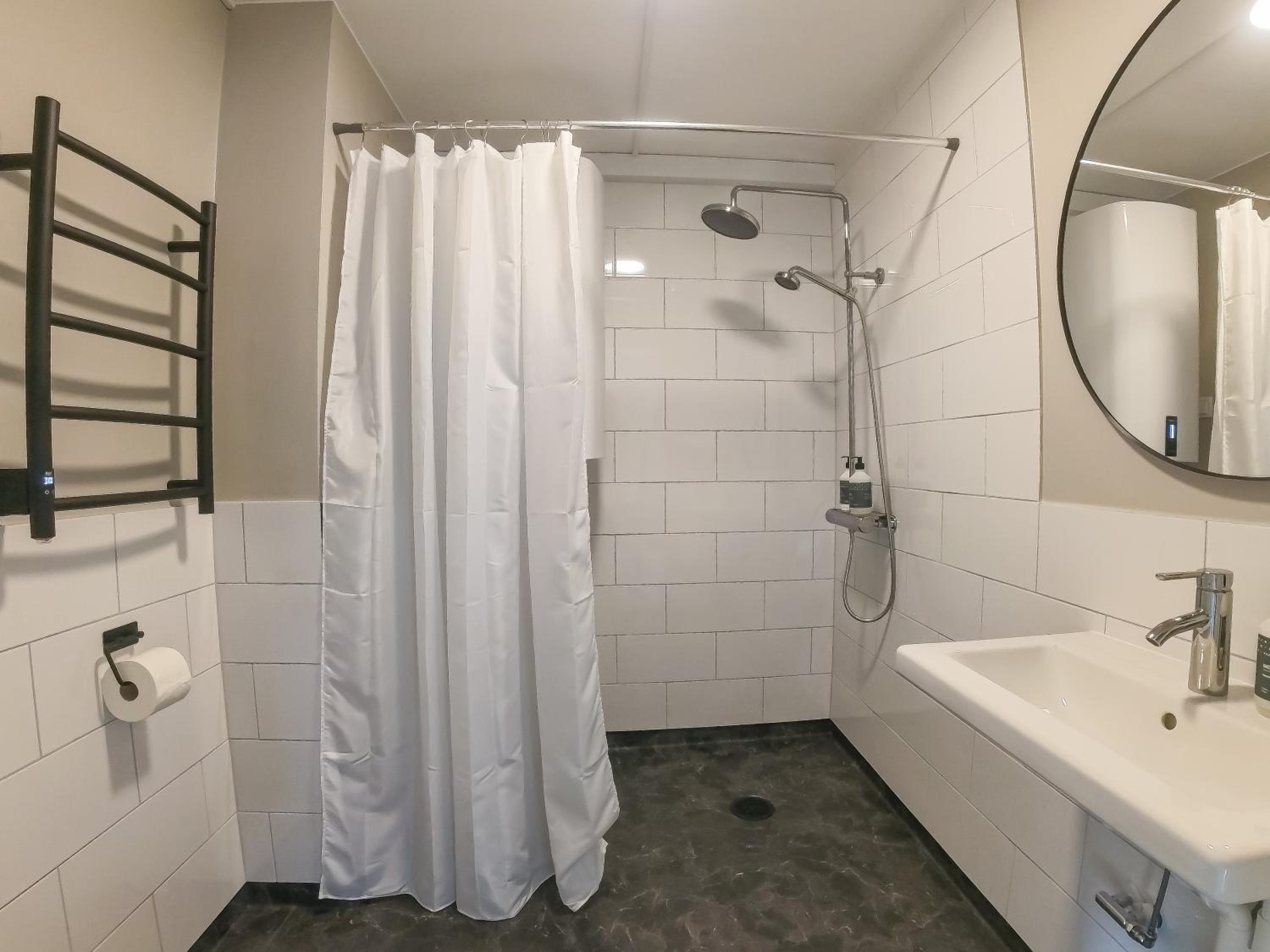 Three-Bedroom Deluxe Apartment - Photo 7