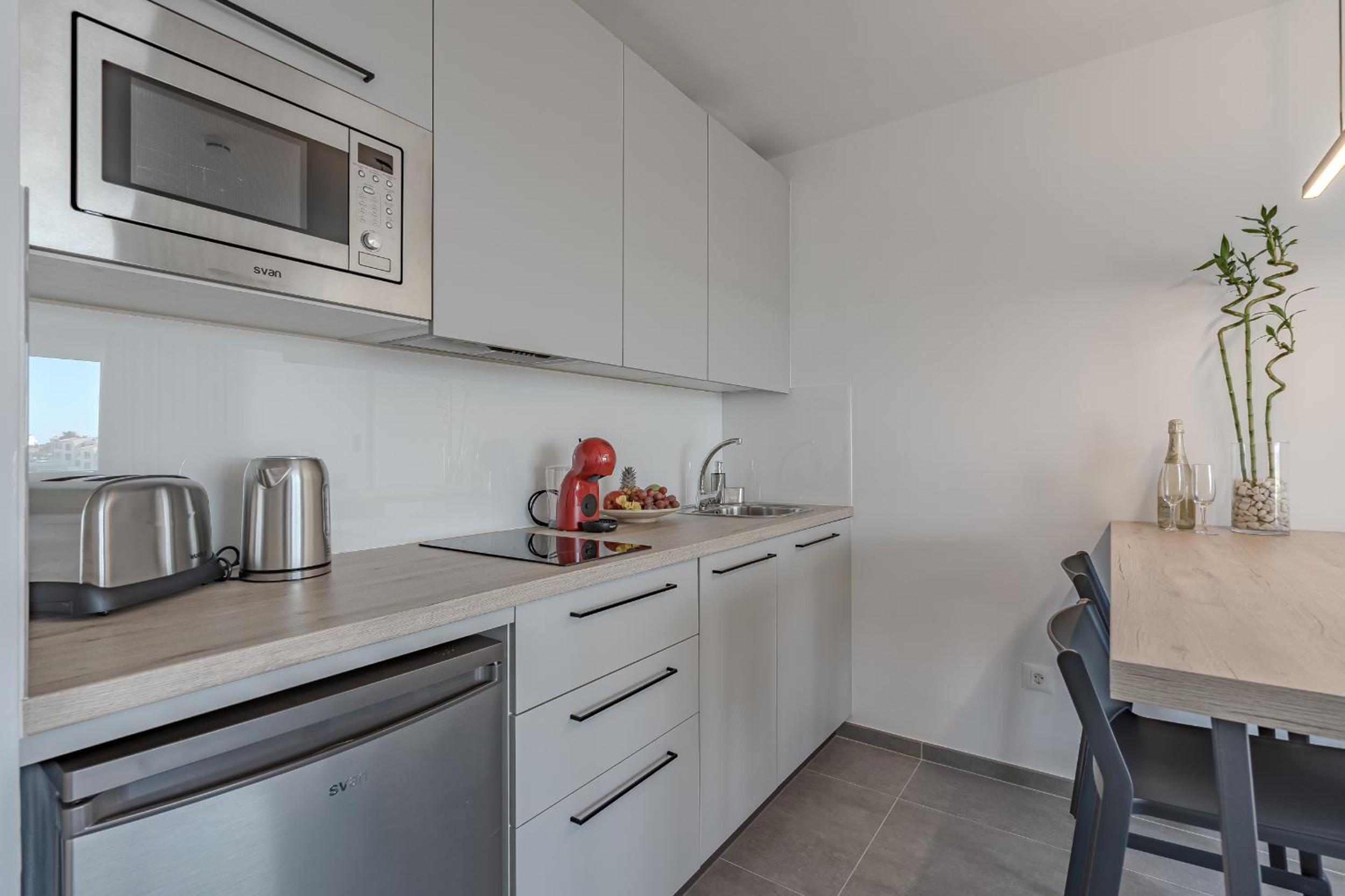 One-Bedroom Apartment with Balcony and Sea View photo 2