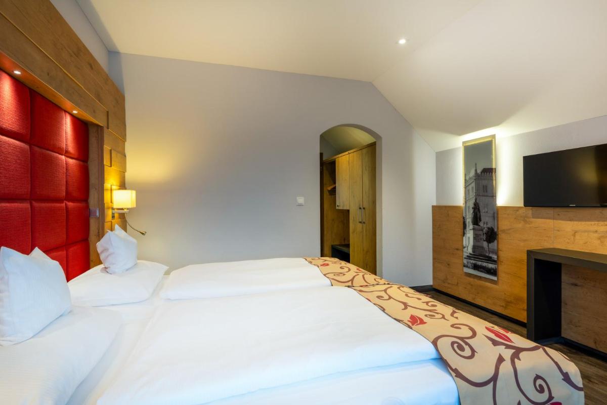 Double Room with Balcony (2 Adults + 1 Child) photo 3