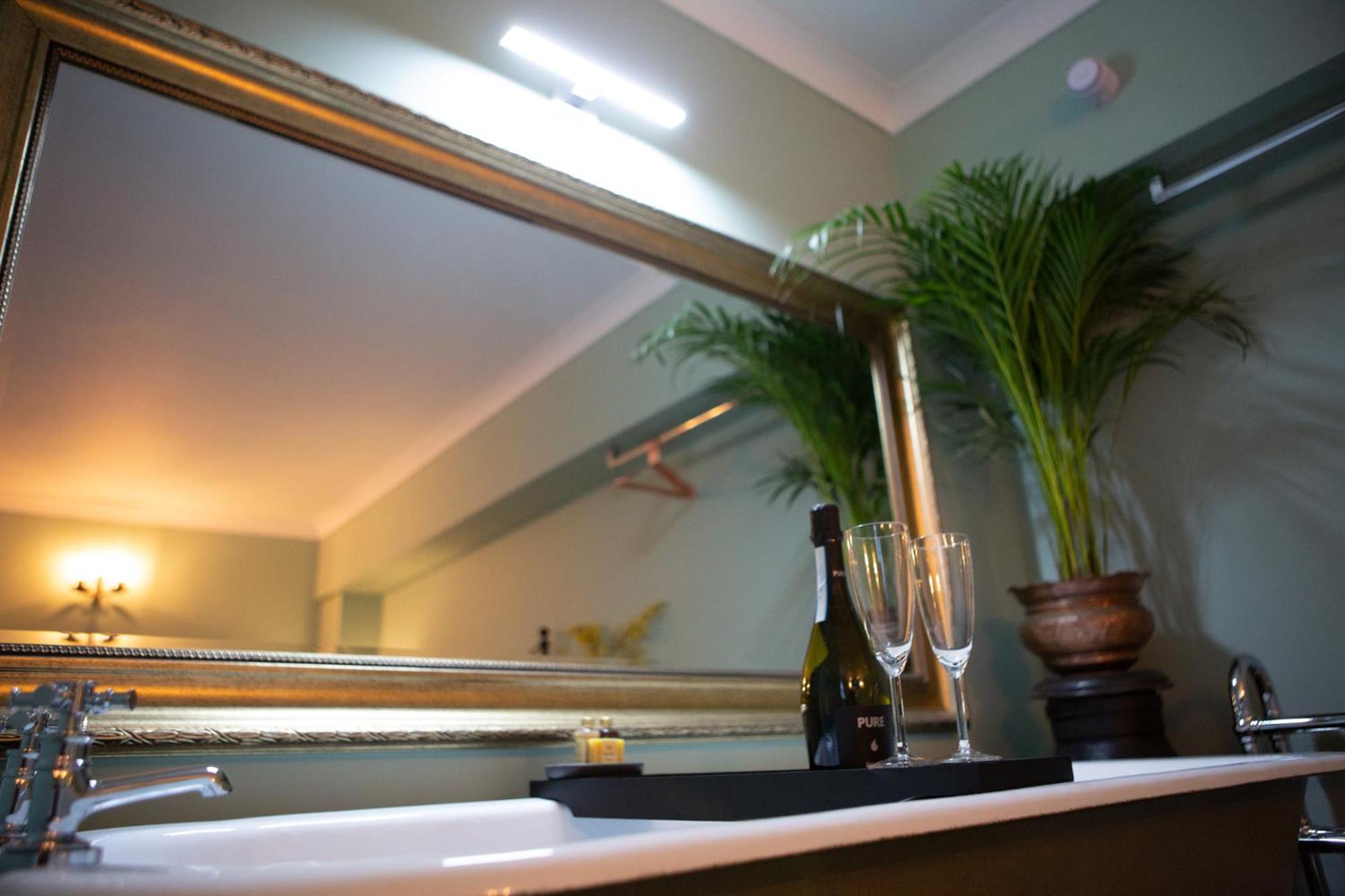 Junior Suite with Garden View - Photo 21