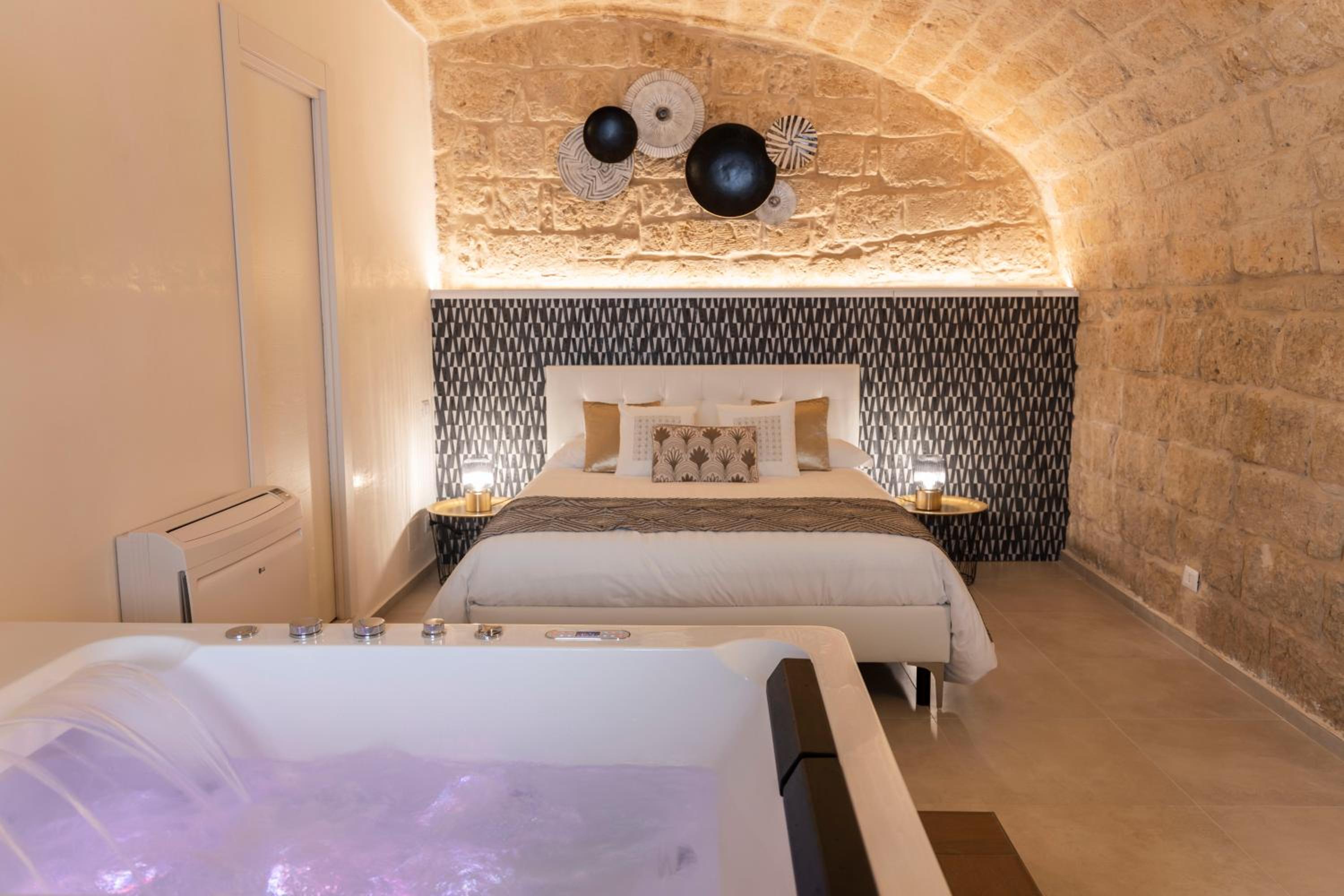 King Room with Spa Bath - Photo 9