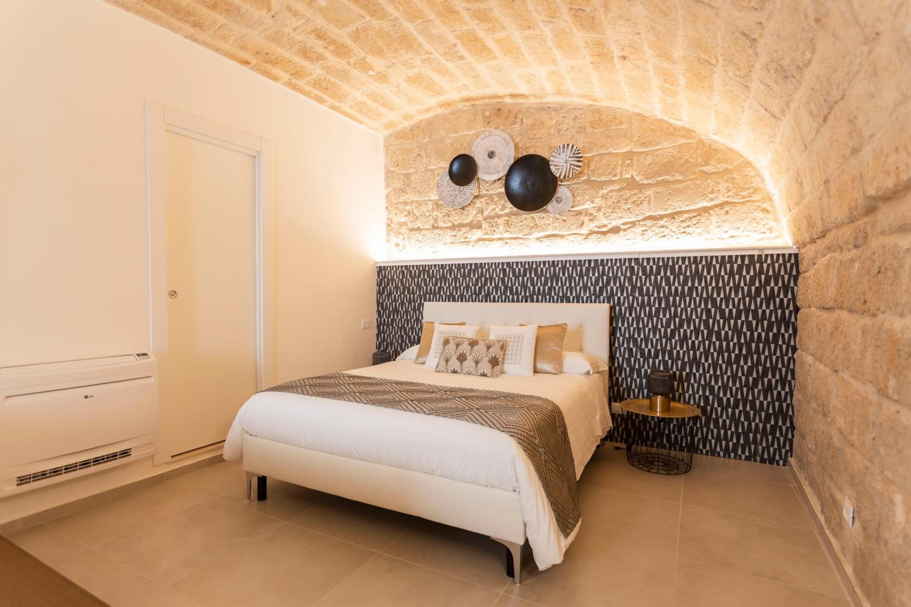 King Room with Spa Bath - Photo 12