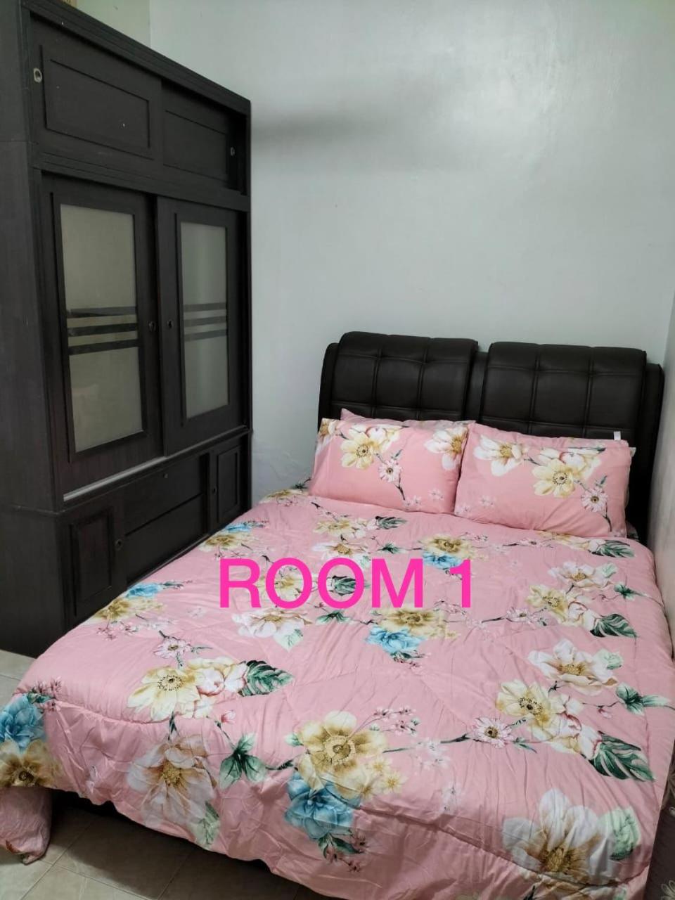 Three-Bedroom House photo 3