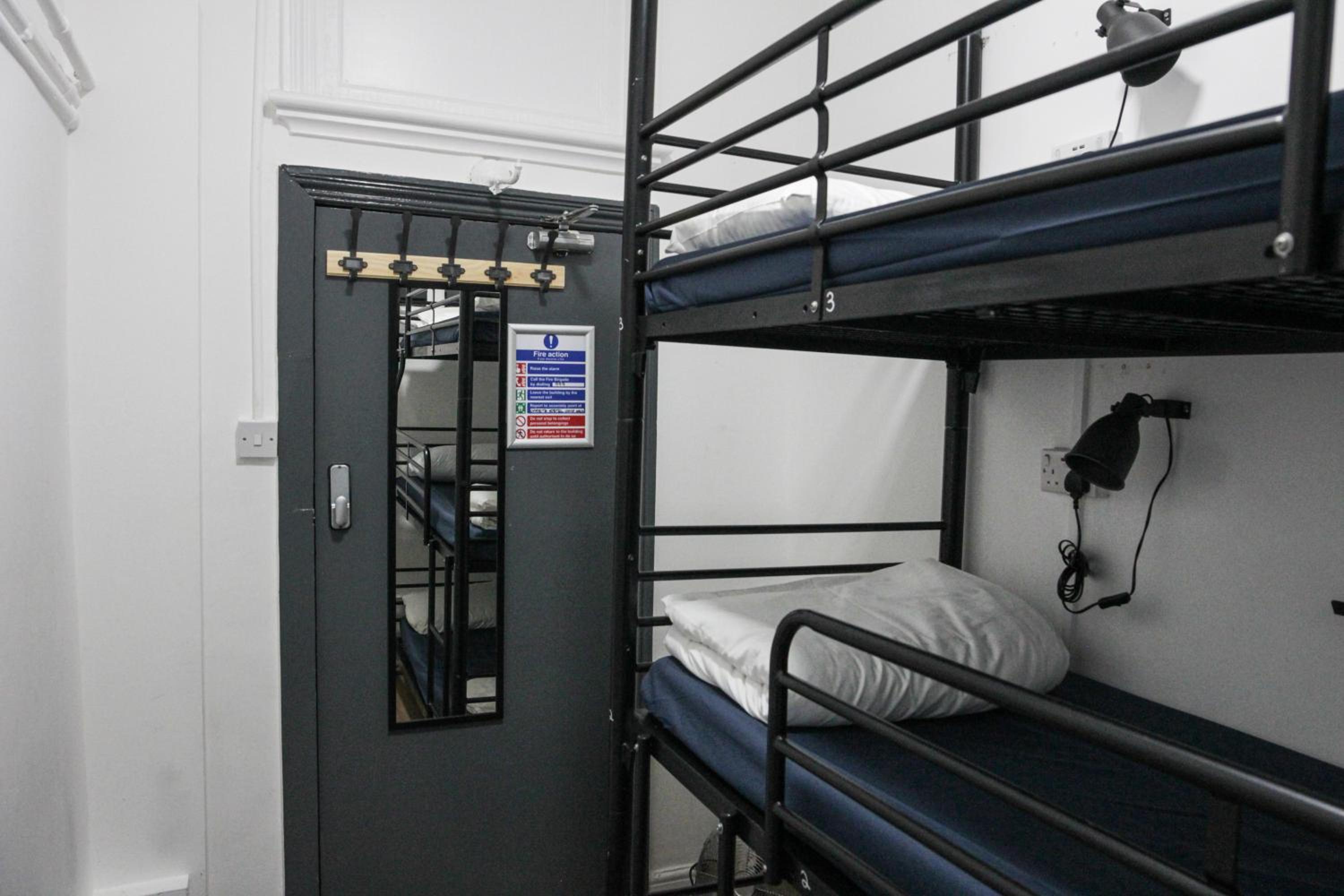 bed in 9-bed Mixed Dormitory photo 2