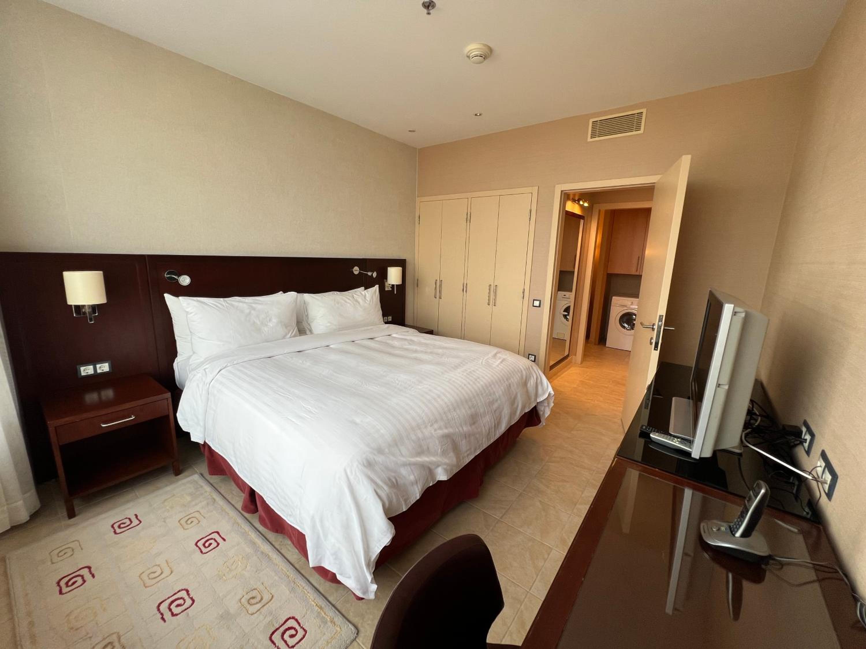 One-Bedroom Apartment With City View