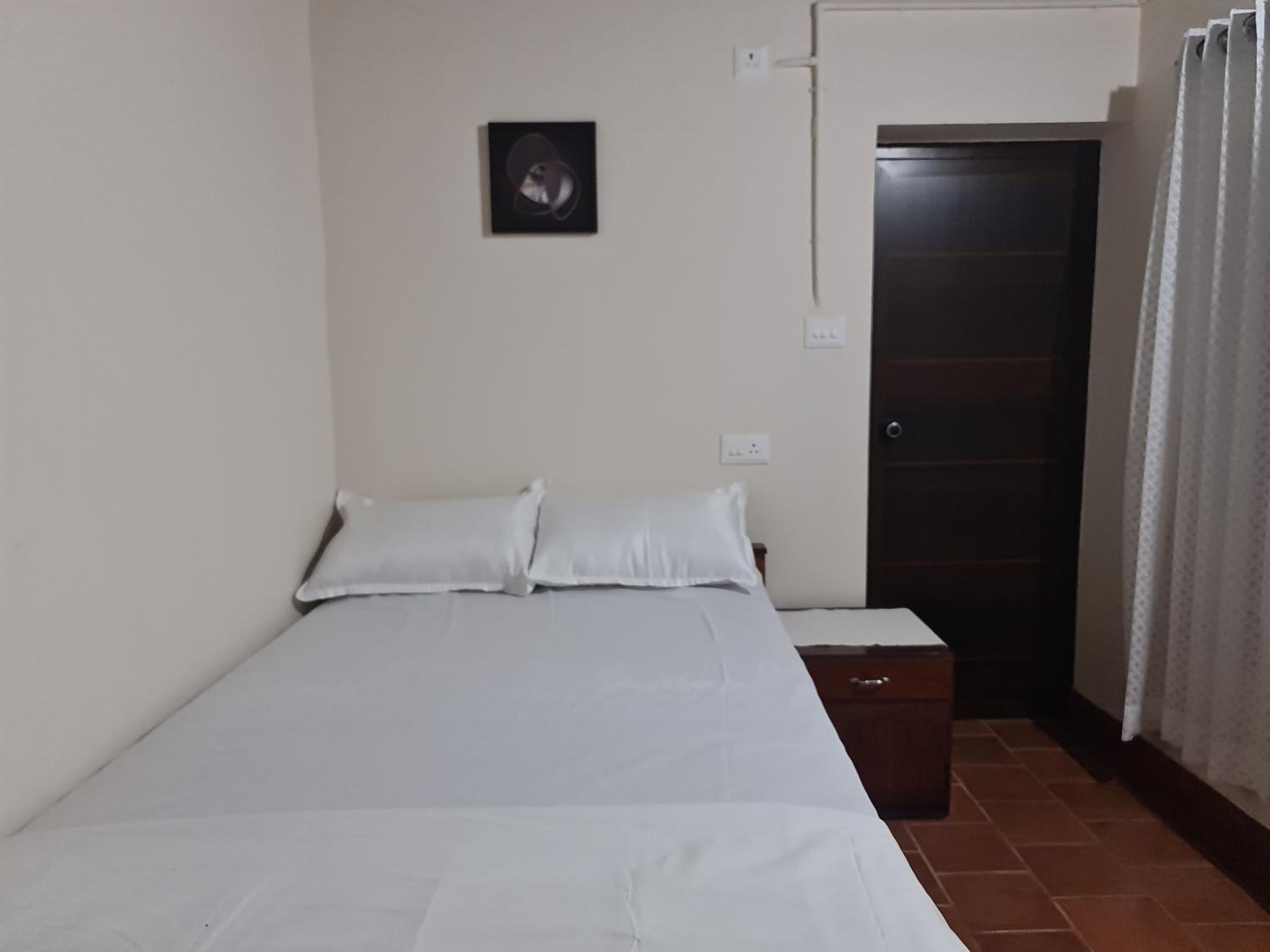 Single Room with Private Bathroom photo 1