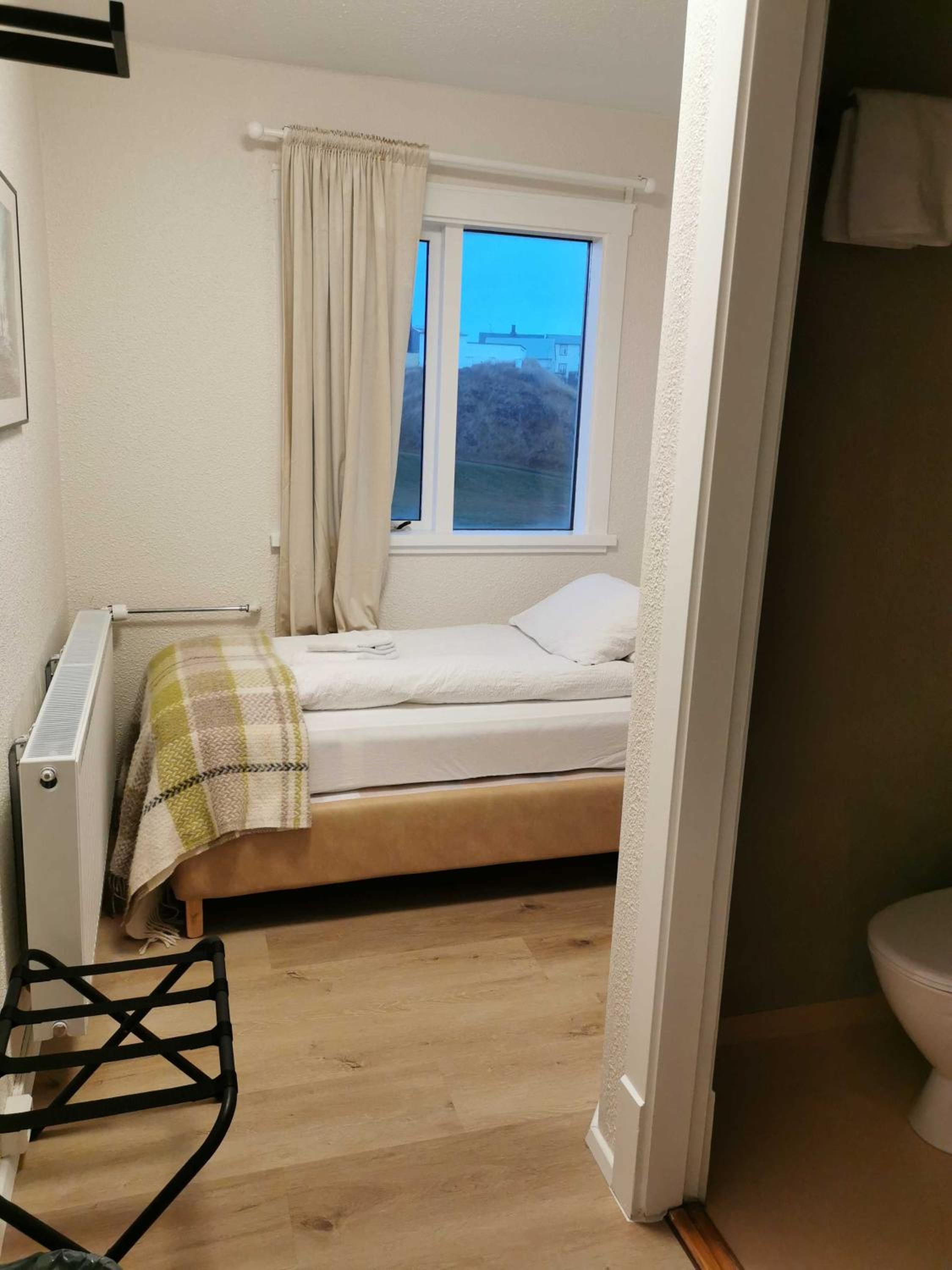 Single Room with Private Bathroom photo 1
