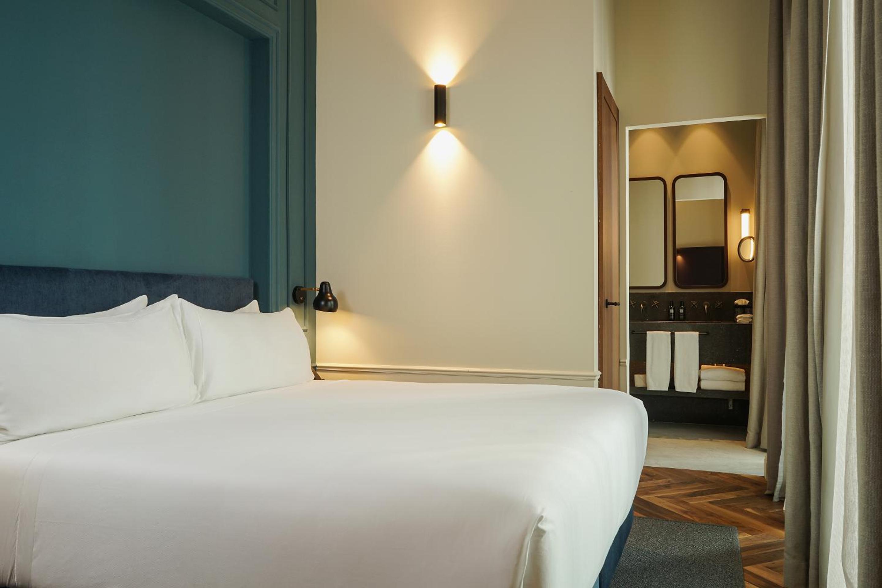 Deluxe Room - Photo 1
