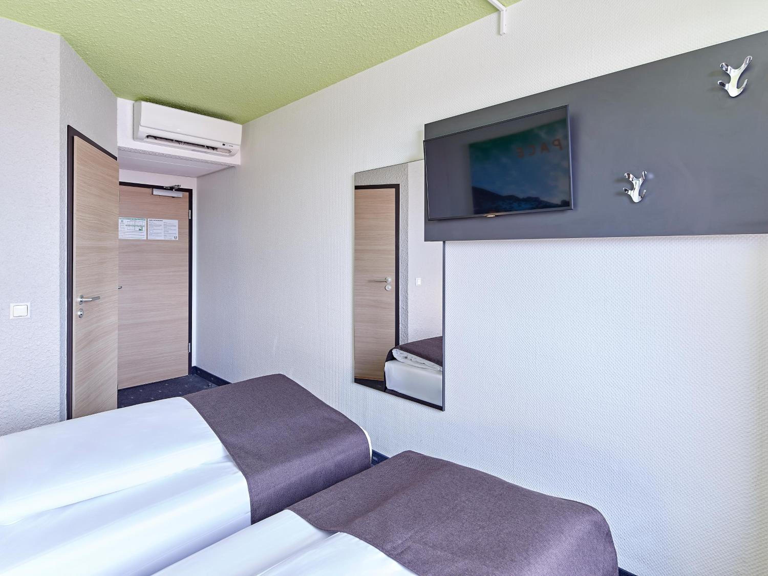 Twin Room - Photo 3