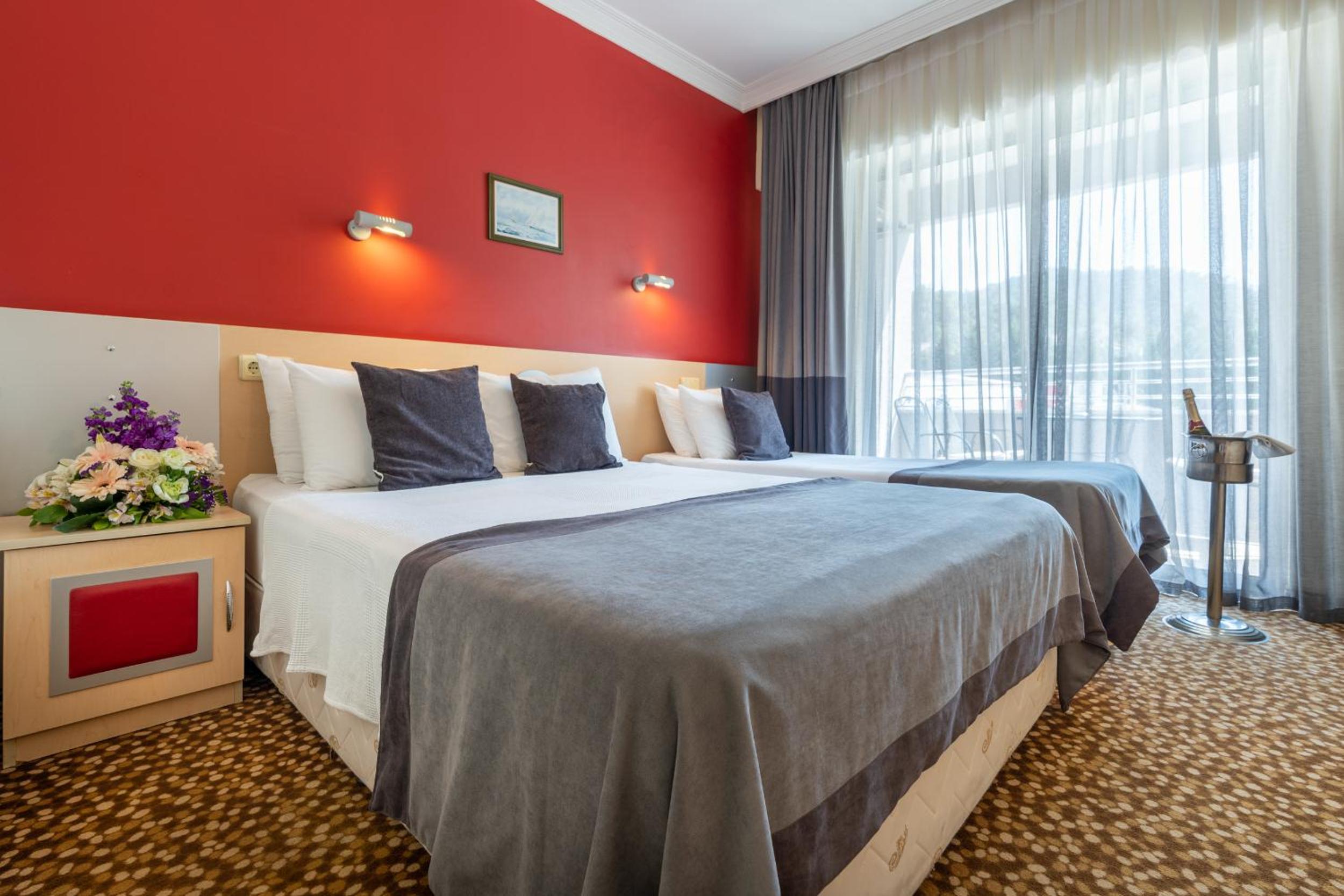 Double Room With Pool View thumbnail 5