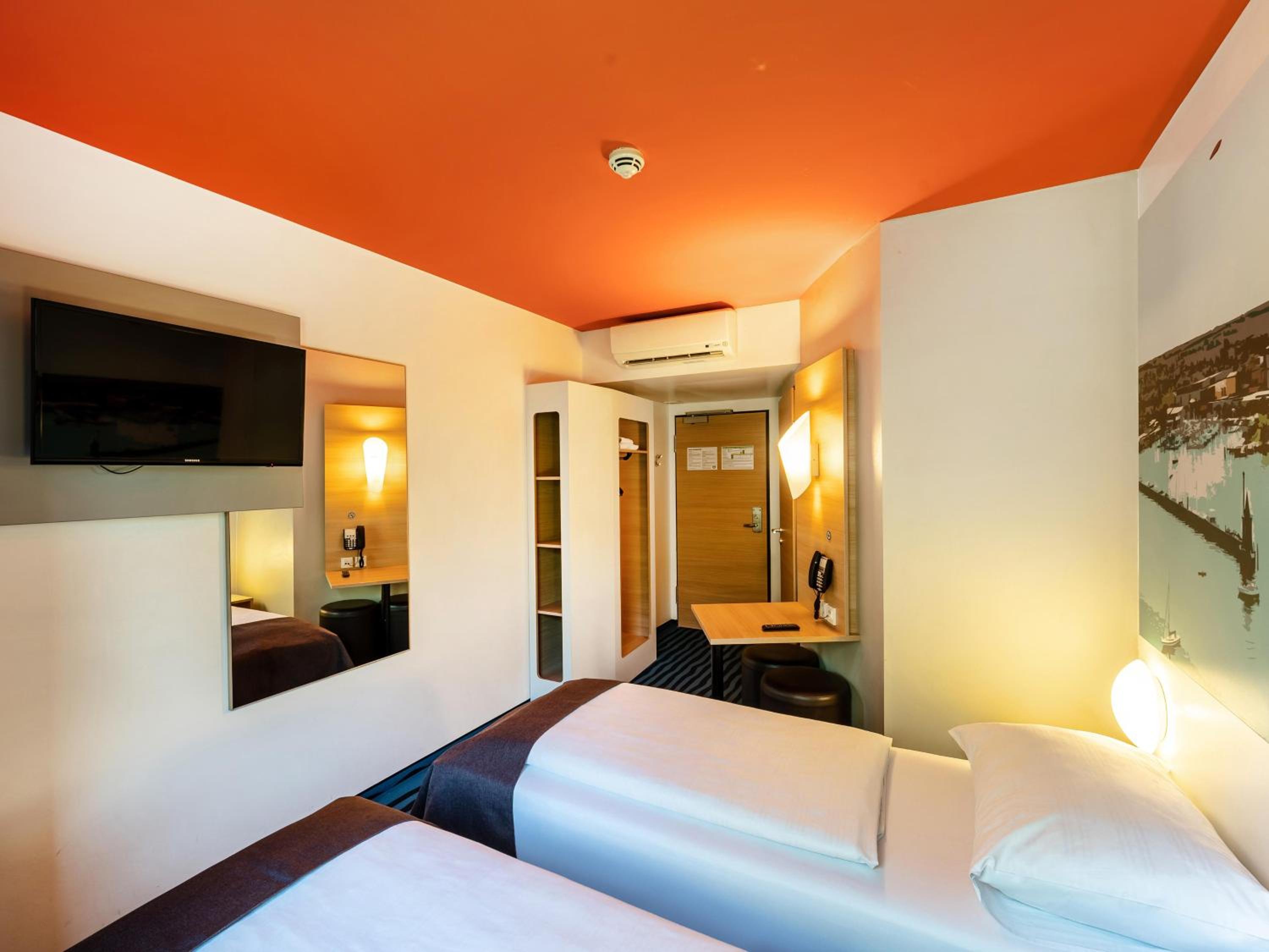 Twin Room thumbnail 5