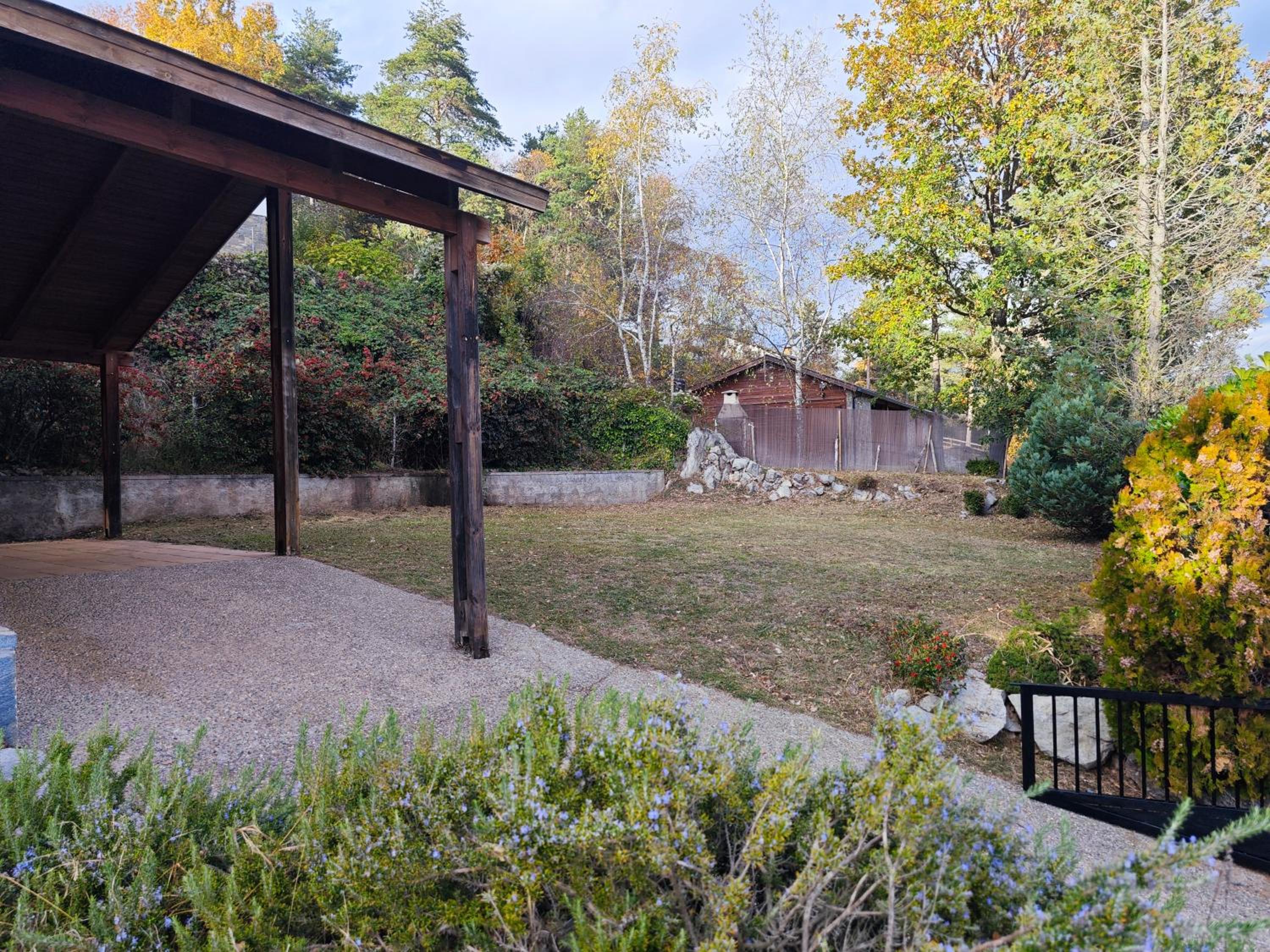 Three-Bedroom House photo 3