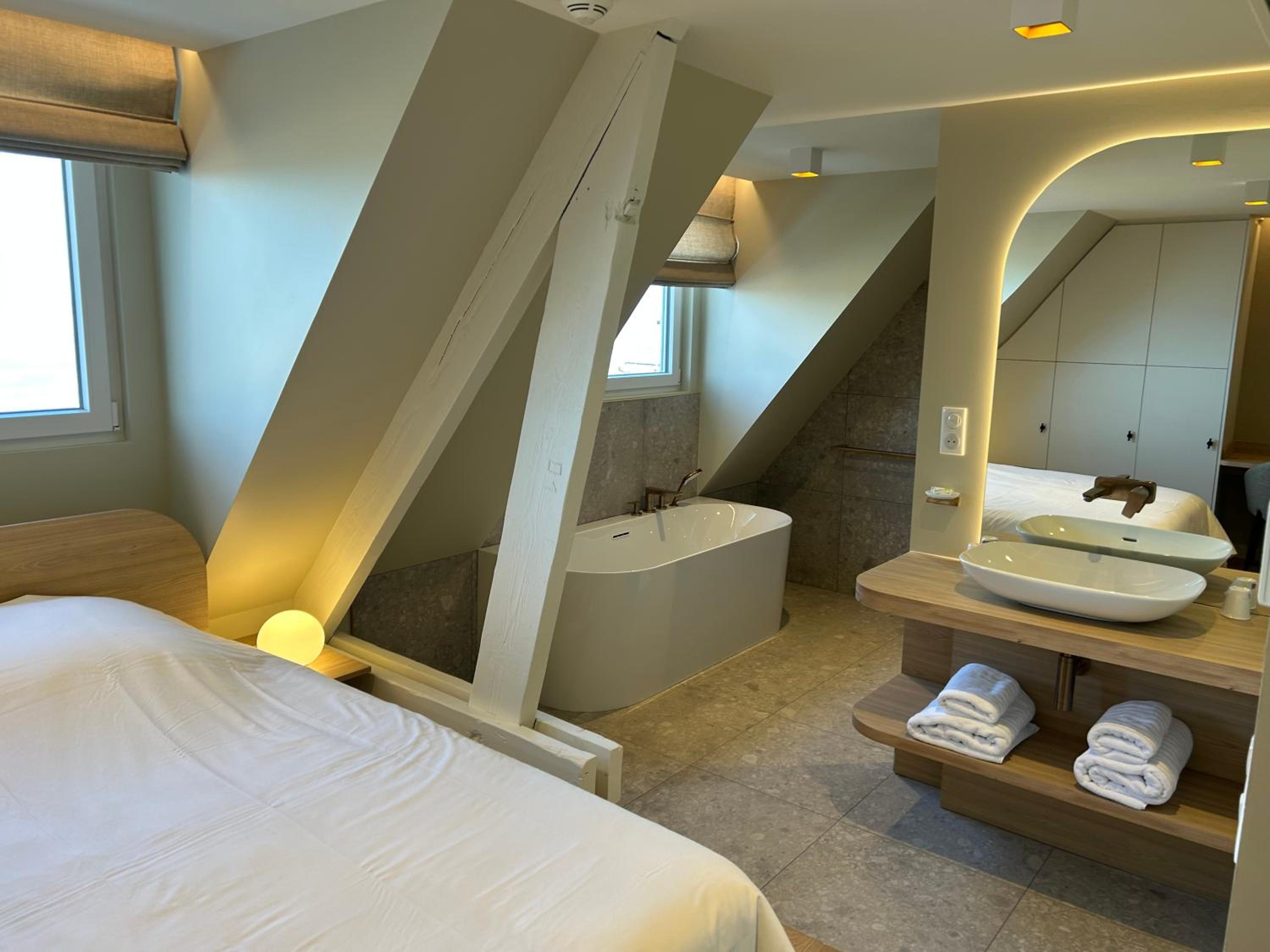 Deluxe Suite with Sea View photo 1