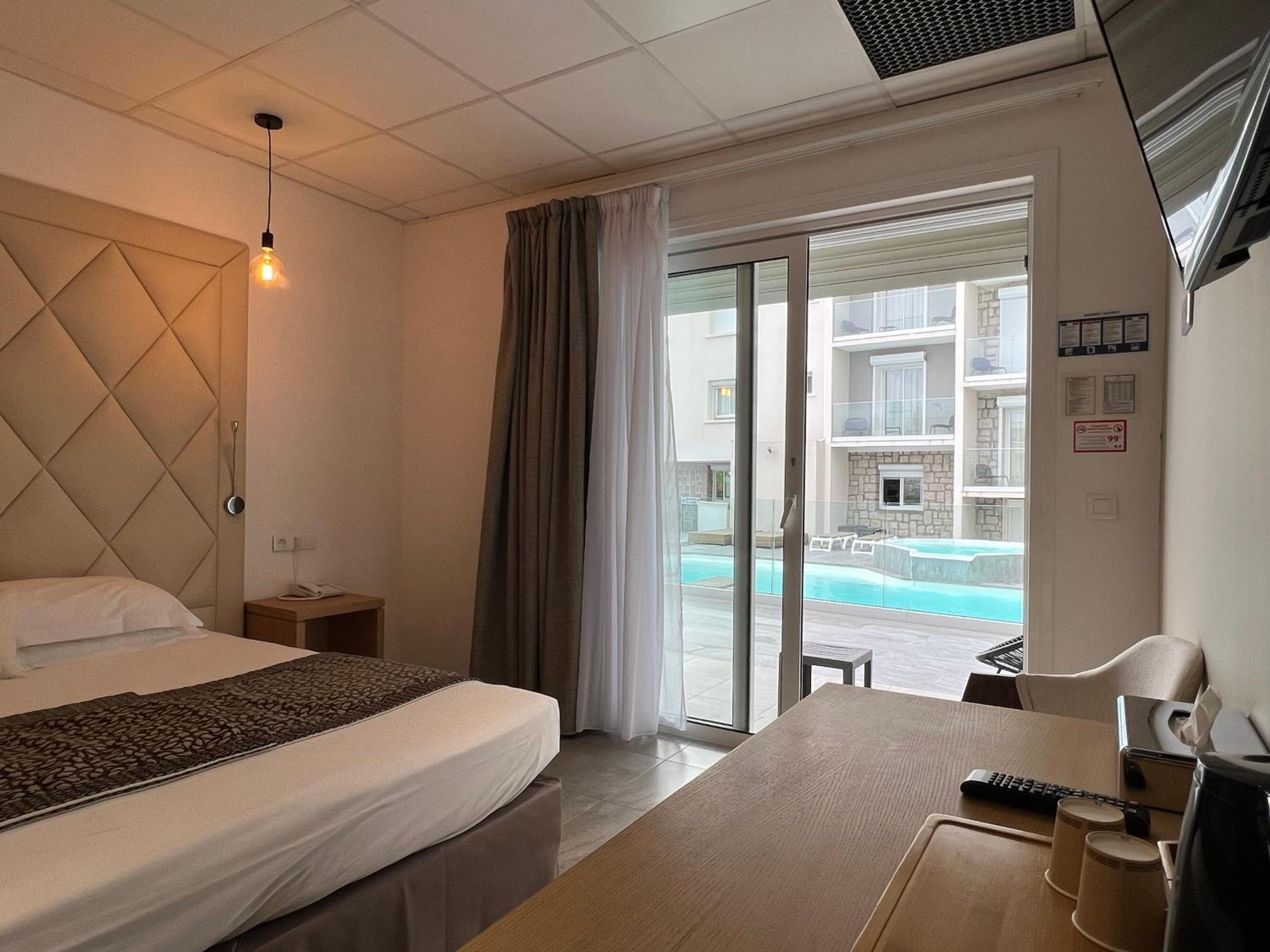 M – Chambre Double ou Lits Jumeaux – Côté Piscine