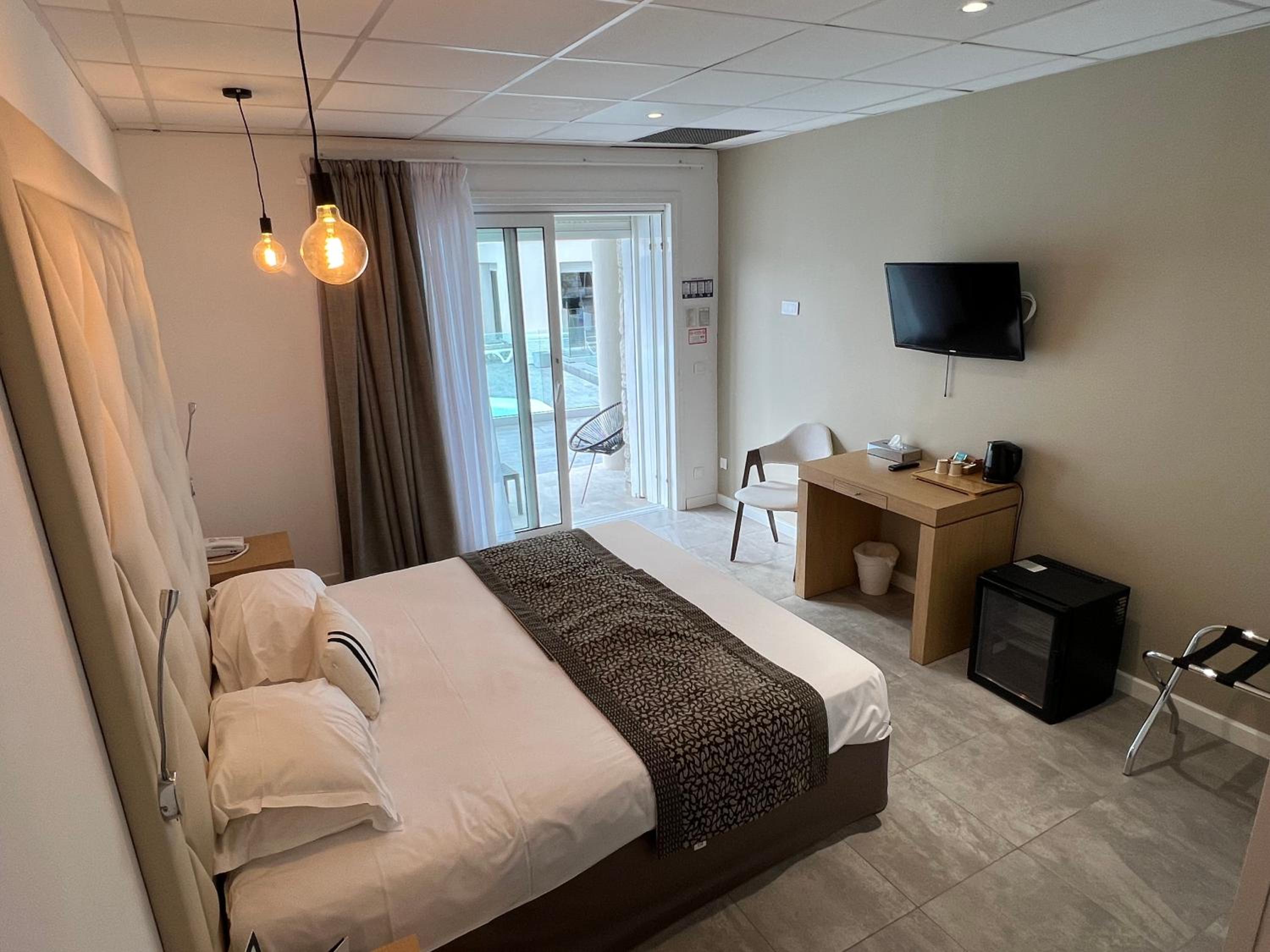 M – Chambre Double ou Lits Jumeaux – Côté Piscine