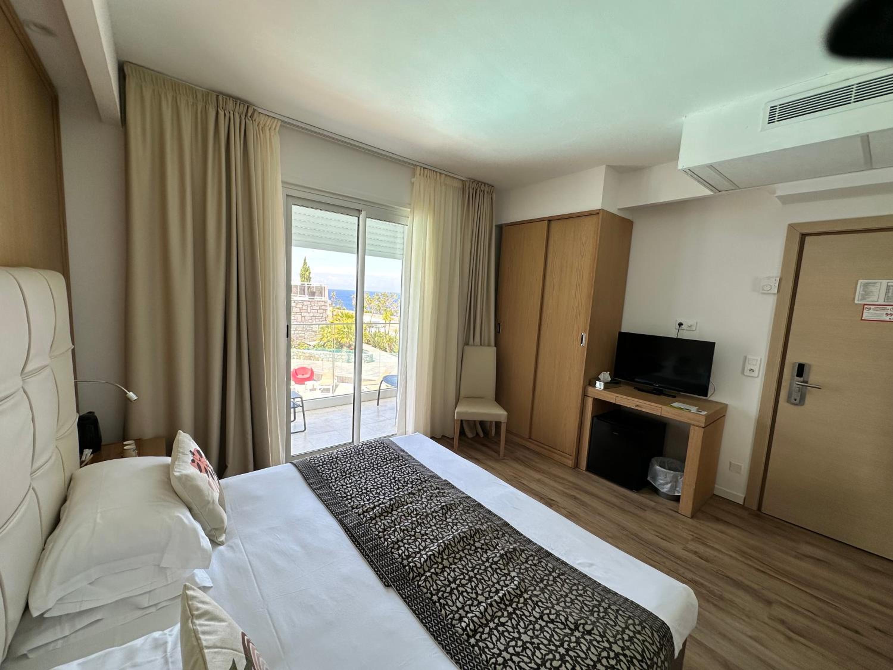 M - Double or Twin Room - Balcony with Sea and Swimming Pool View