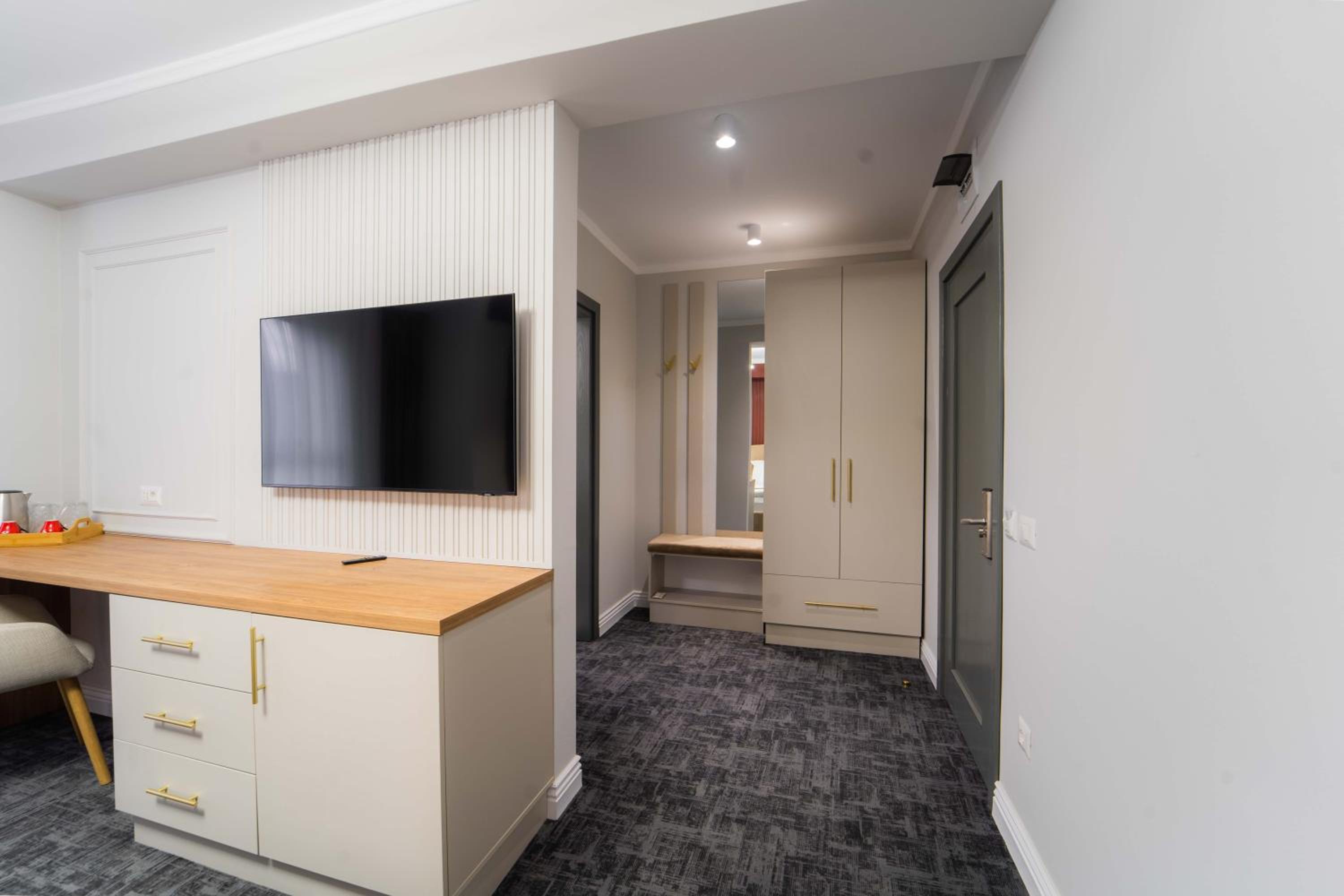 Deluxe Double Room with Bath - Photo 6