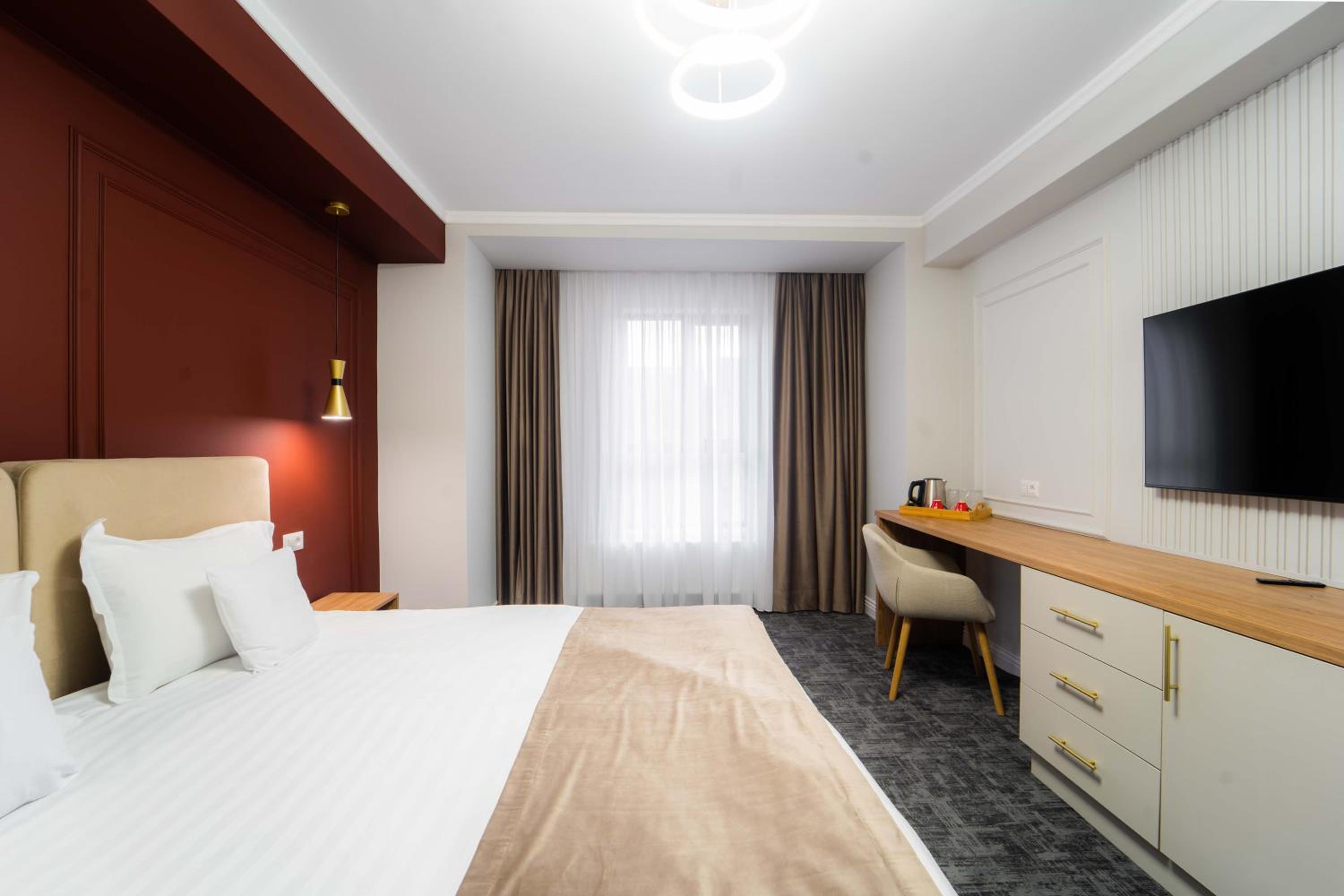 Deluxe Double Room with Bath - Photo 5