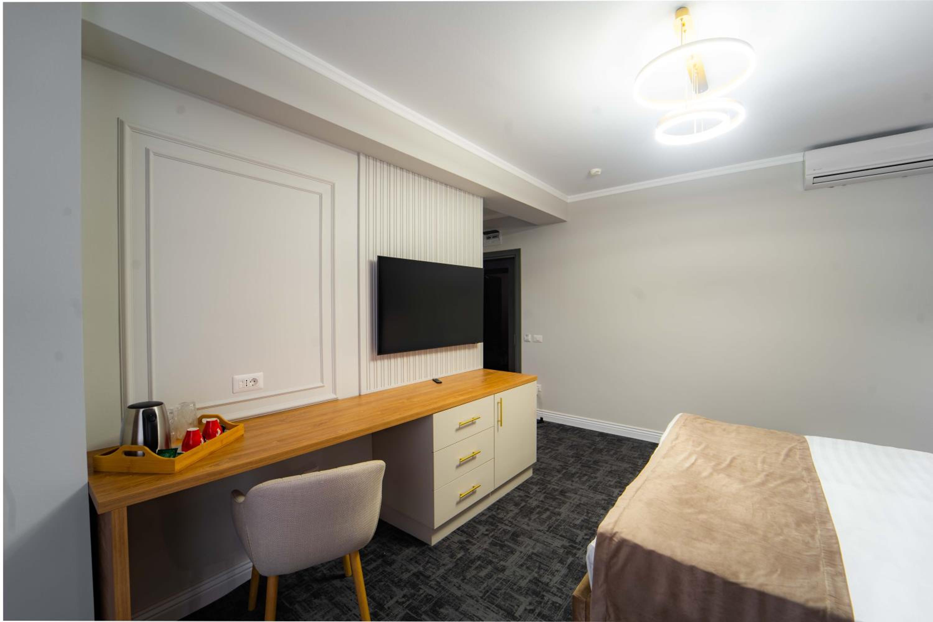 Deluxe Double Room with Bath - Photo 2