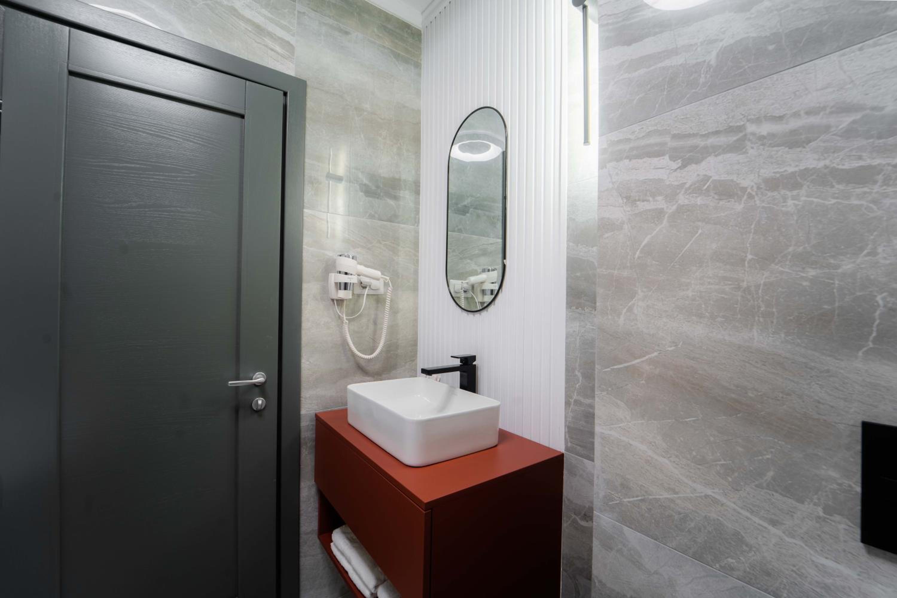 Deluxe Double Room with Bath - Photo 9