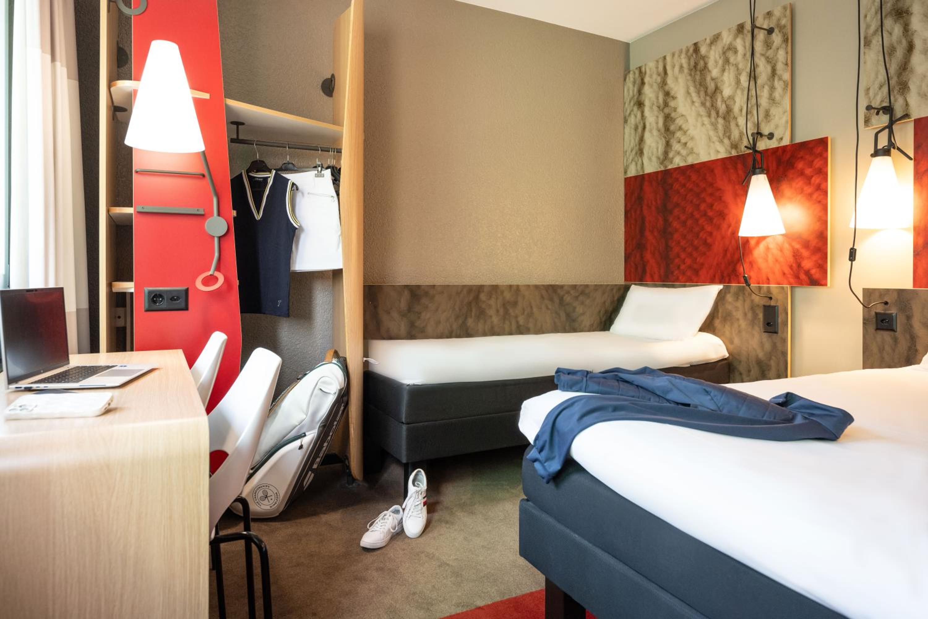 Superior Room with 1 Double Bed and 1 Single Bed - Non-Smoking - Photo 6