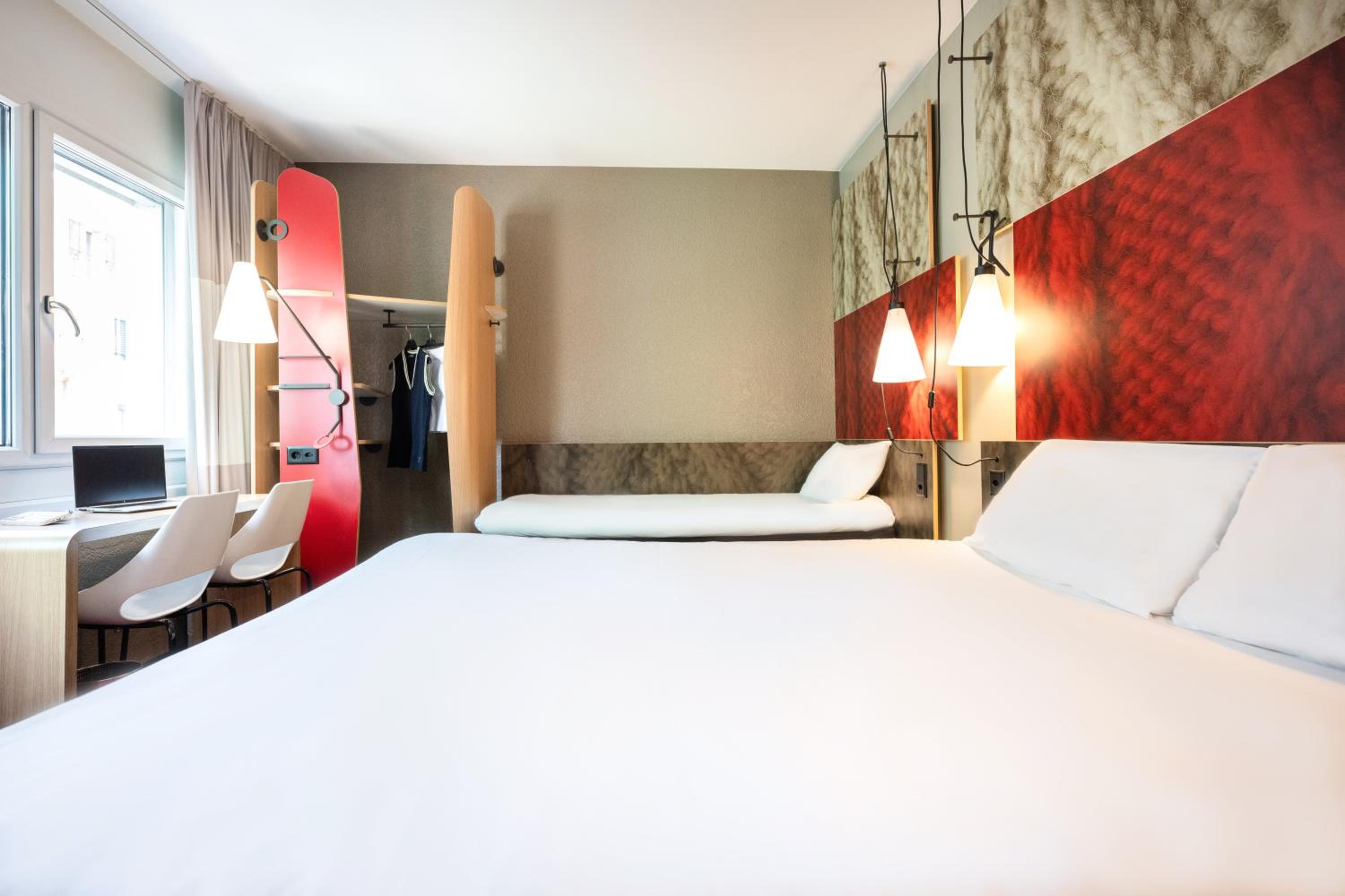 Superior Room with 1 Double Bed and 1 Single Bed - Non-Smoking - Photo 5
