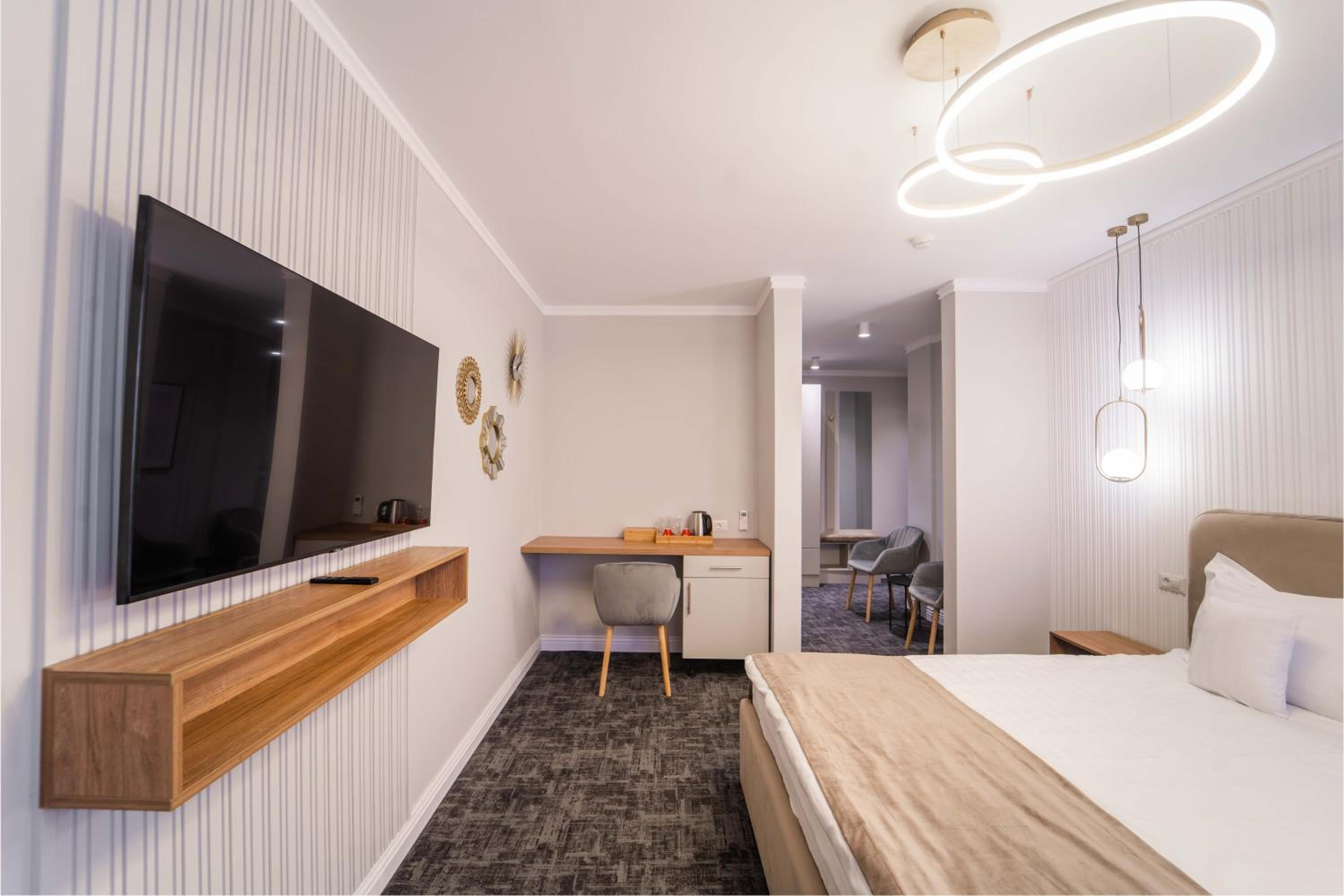 Deluxe King Room photo 1