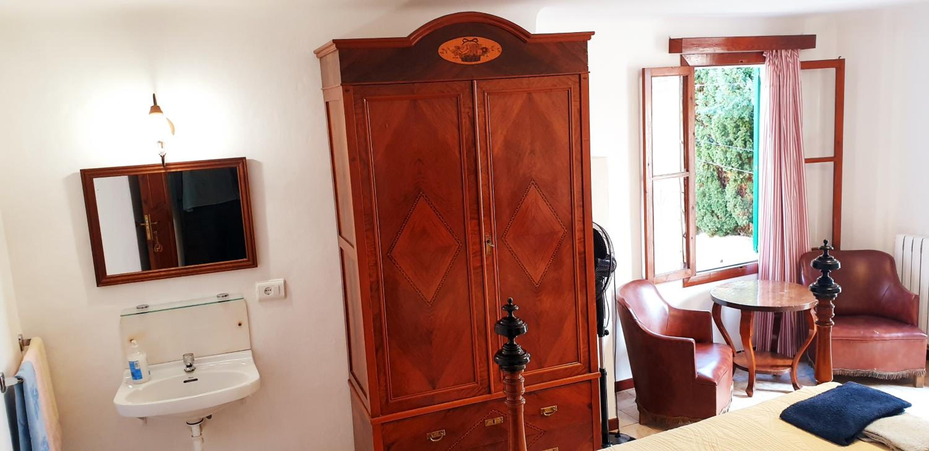 Triple Room with Shared Bathroom photo 2