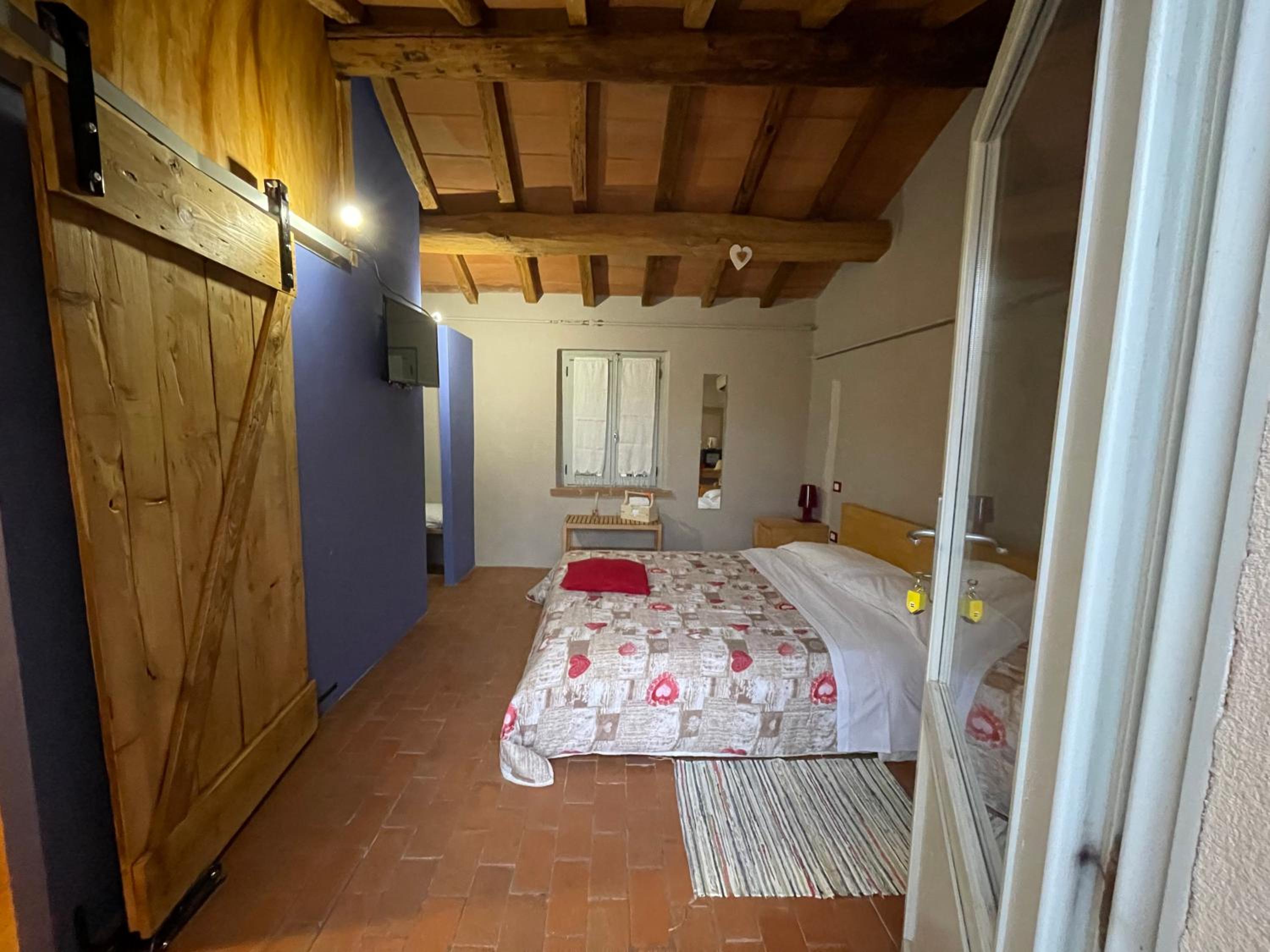 Double Room with Balcony - Photo 3