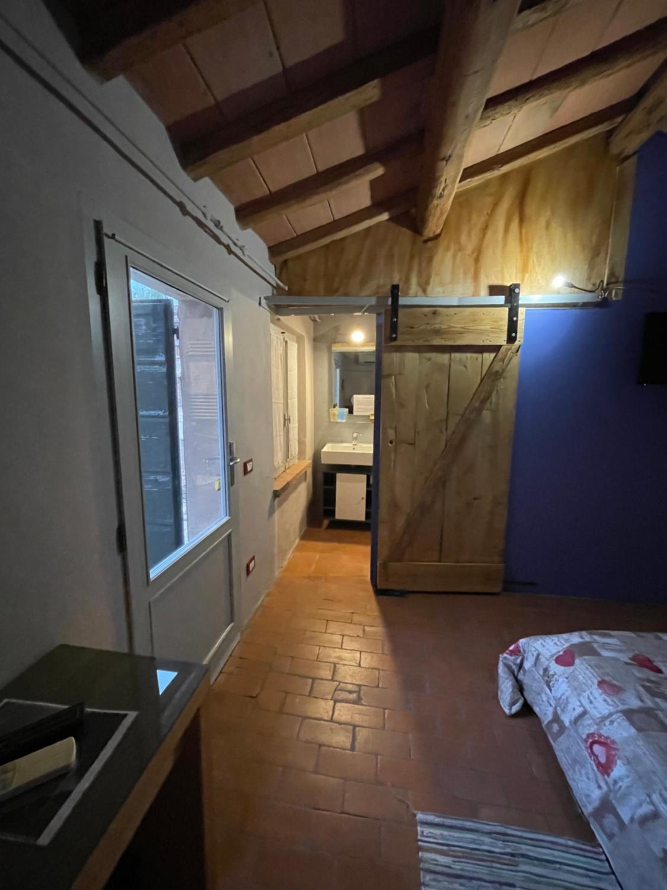 Double Room with Balcony - Photo 4
