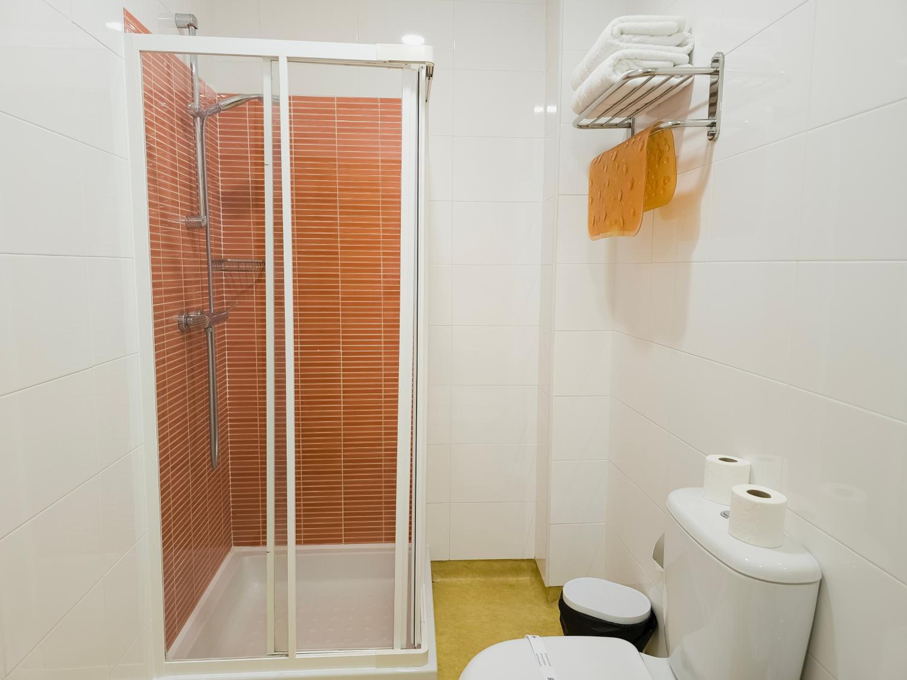 Triple Room with Private Bathroom - Photo 2