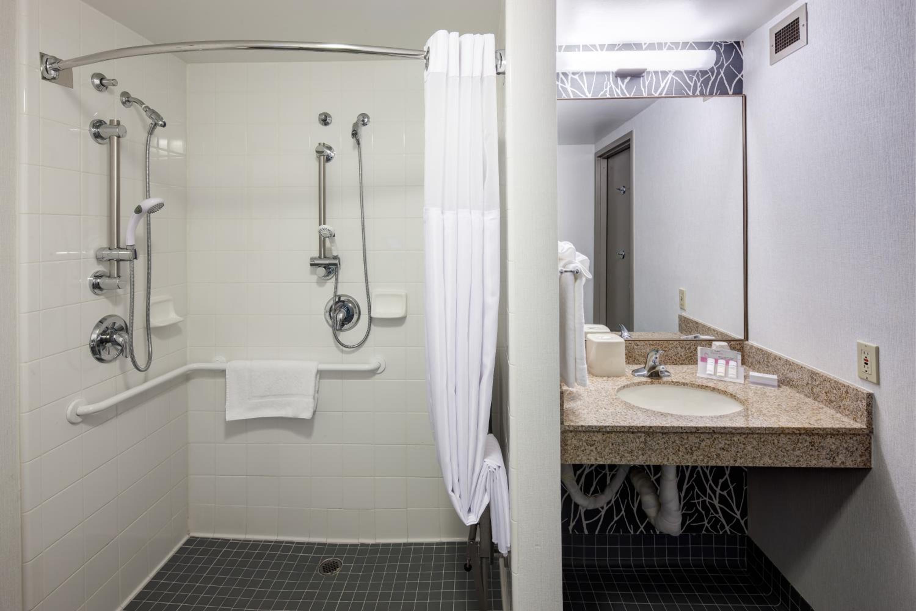 King Room with Accessible Tub - Mobility Access - Photo 5