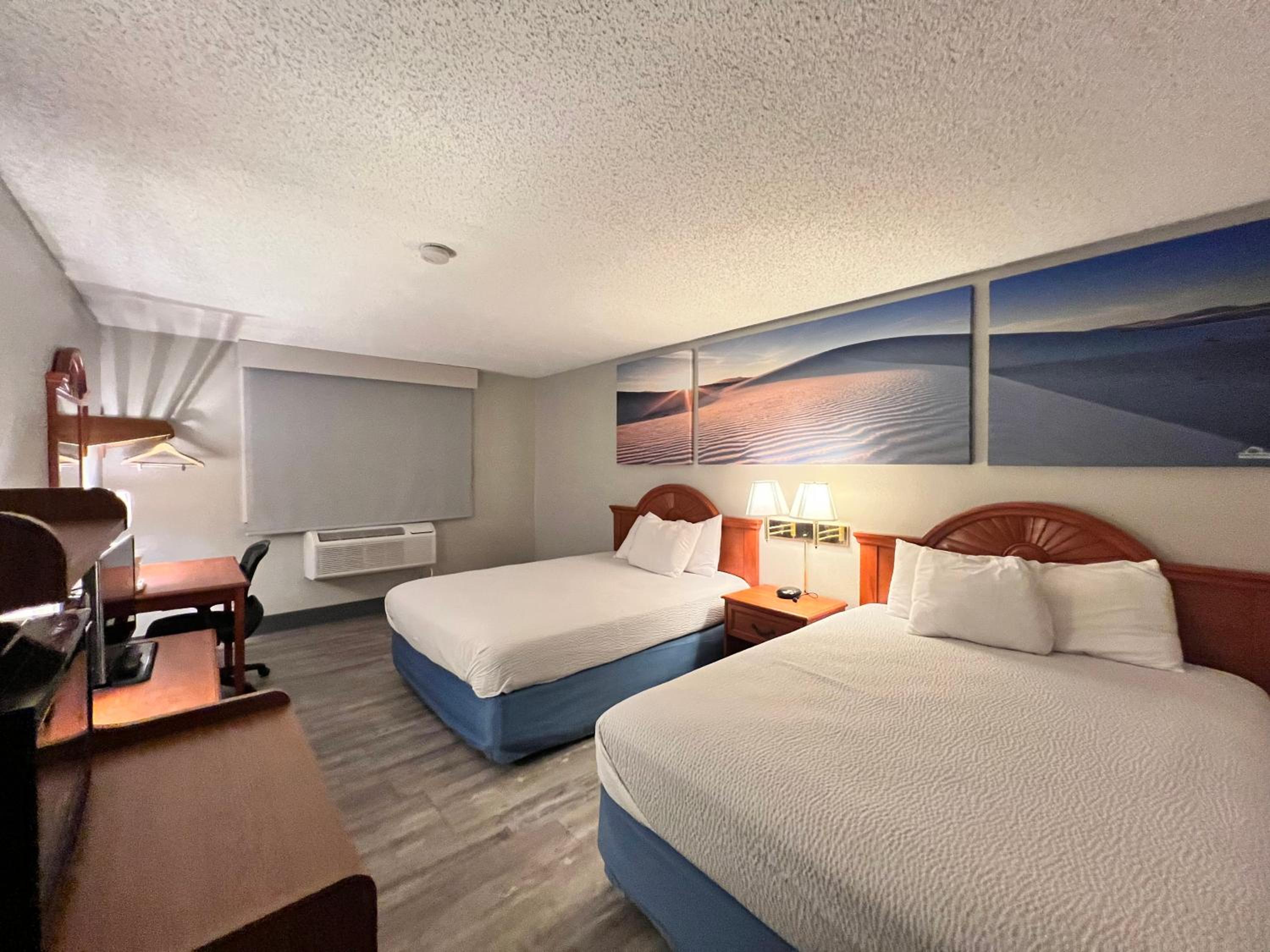 Queen Room with Two Queen Beds - Non-Smoking - Photo 3
