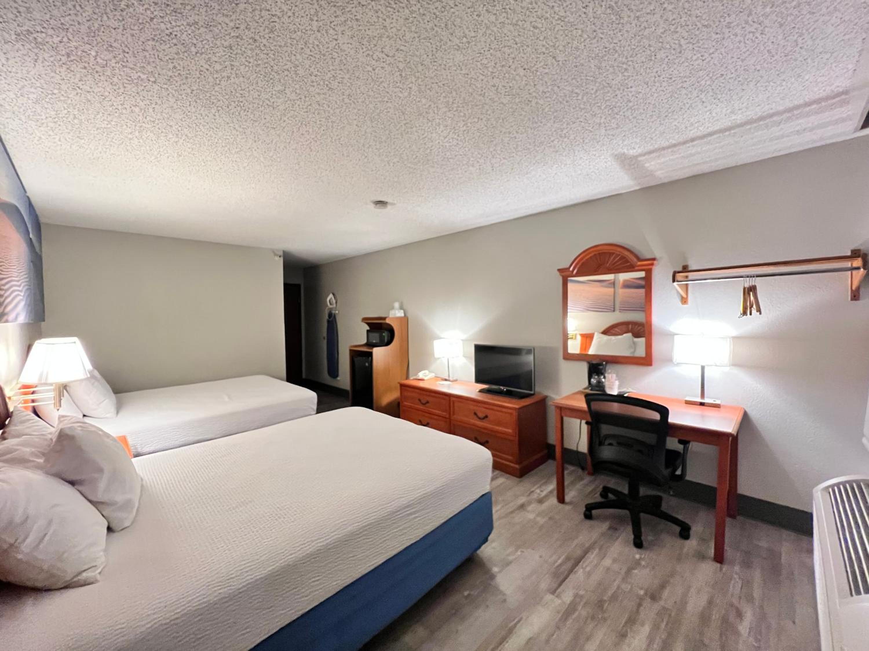 Queen Room with Two Queen Beds - Non-Smoking - Photo 4