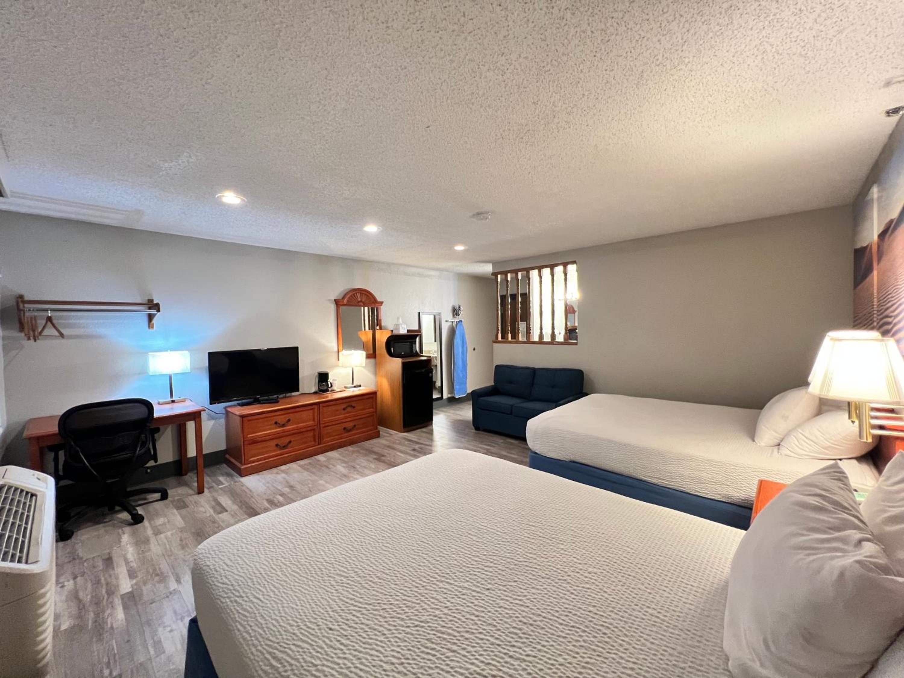 Deluxe Queen Room with Two Queen Beds - Non-Smoking - Photo 5