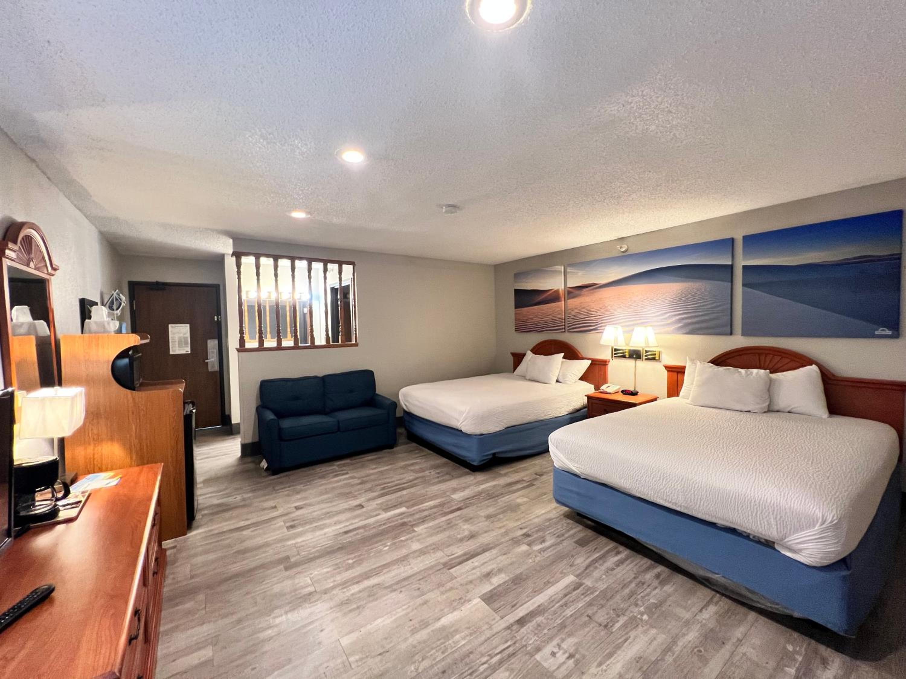 Deluxe Queen Room with Two Queen Beds - Non-Smoking - Photo 4